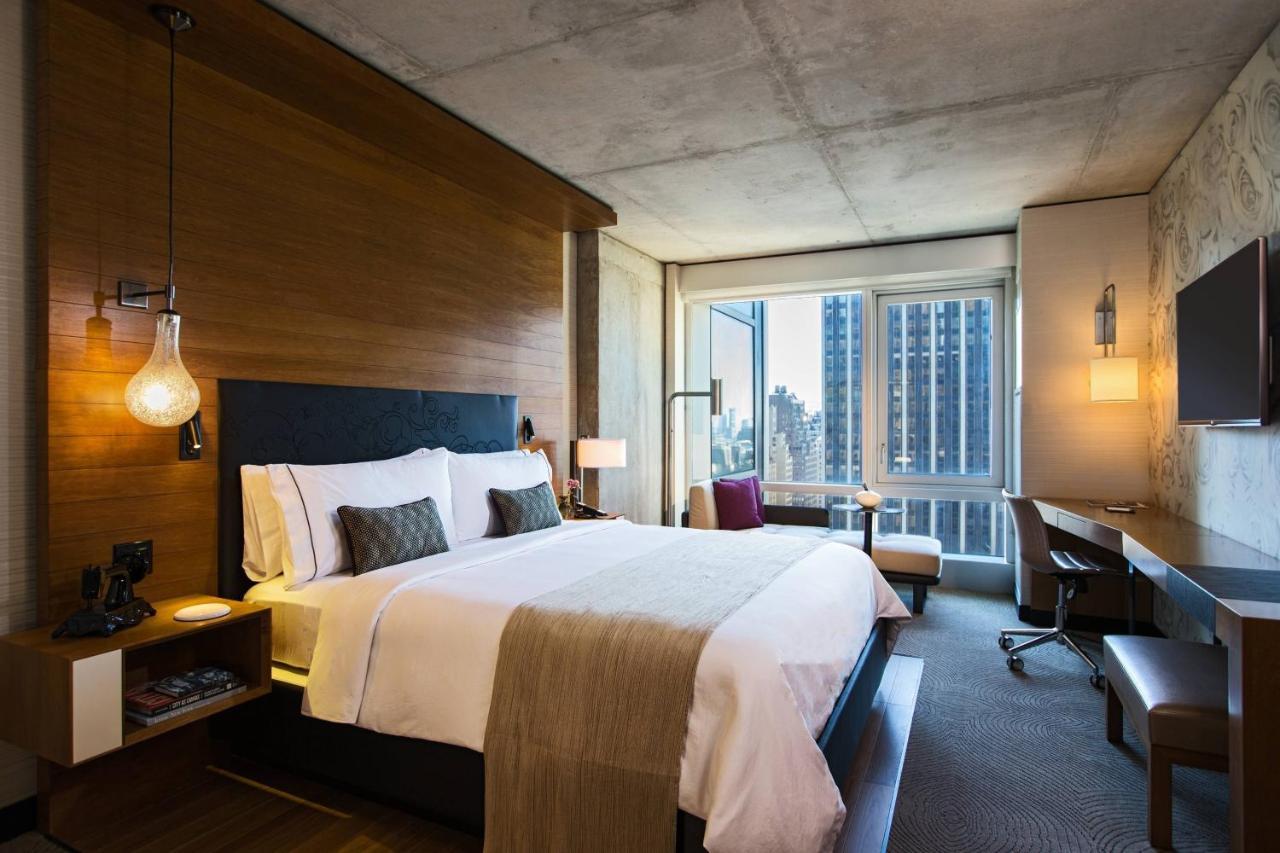 Habitación con cama extragrande, vistas a la ciudad y bañera adaptada - Adaptada para personas con movilidad reducida
