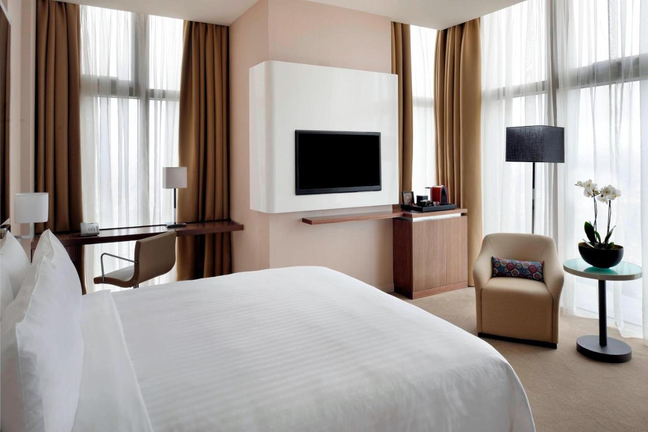 Executive Zimmer mit Kingsize-Bett, Stadtblick und Zugang zur Lounge