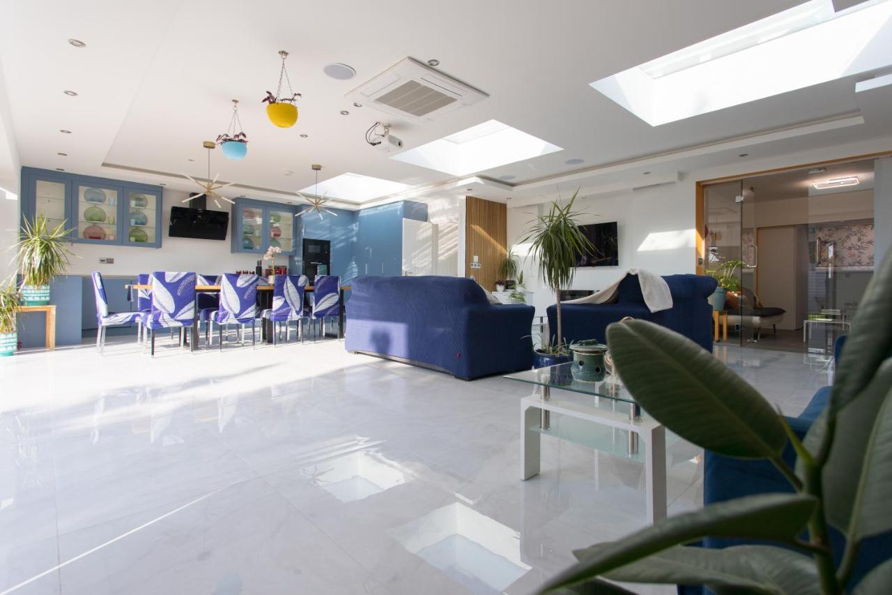 Deluxe Family Room