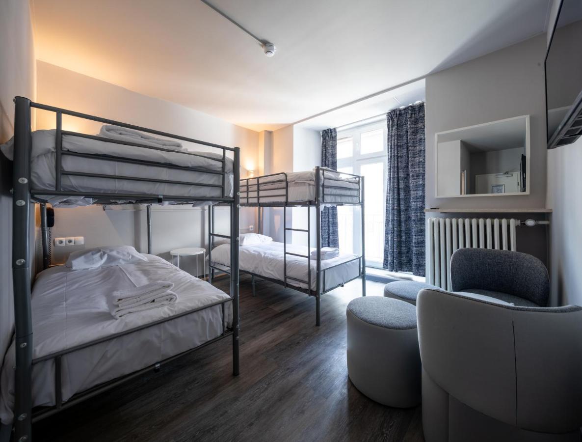 Vierbettzimmer mit Dusche