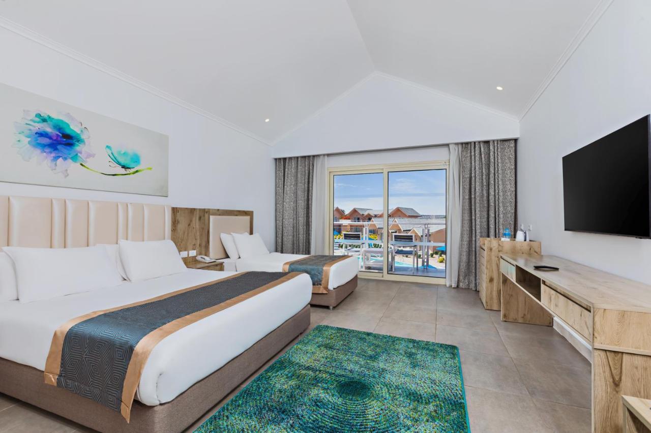 Deluxe Tweepersoonskamer met 1 of 2 Bedden en Uitzicht op het Zwembad
