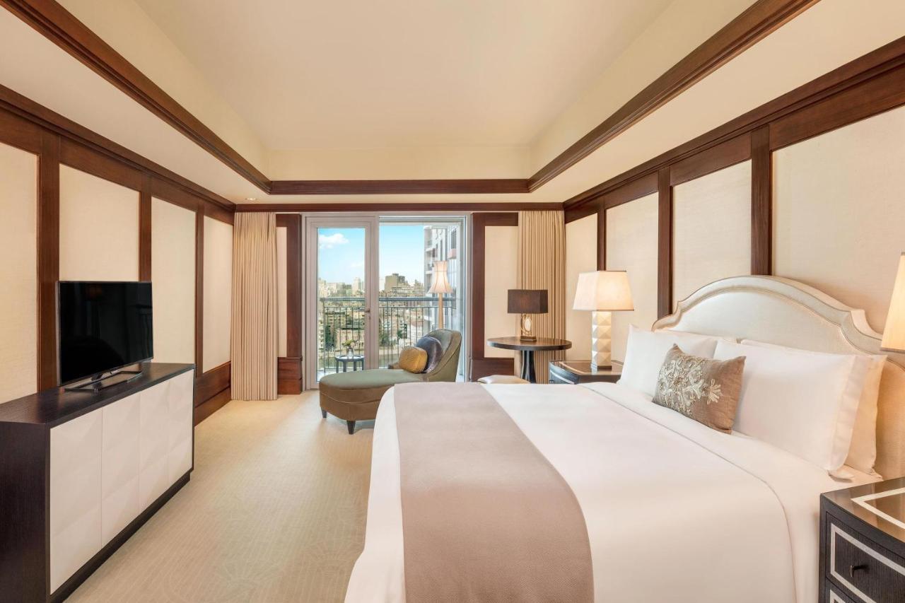 Suite Astor mit 1 Schlafzimmer mit Kingsize-Bett und Blick auf den Nil