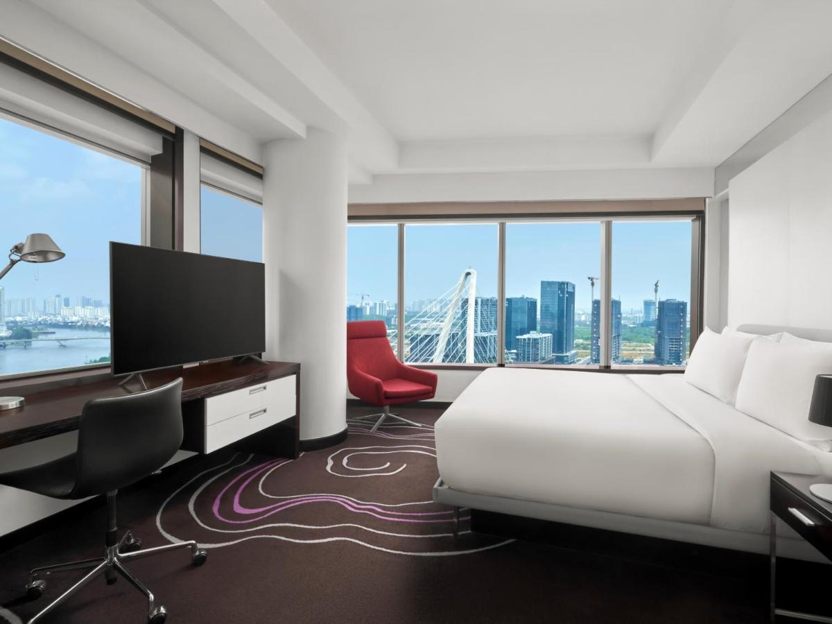 Geräumigere Suite mit einem Schlafzimmer, Kingsize-Bett, Flussblick und Eckzimmer – Zugang zur Concierge Lounge