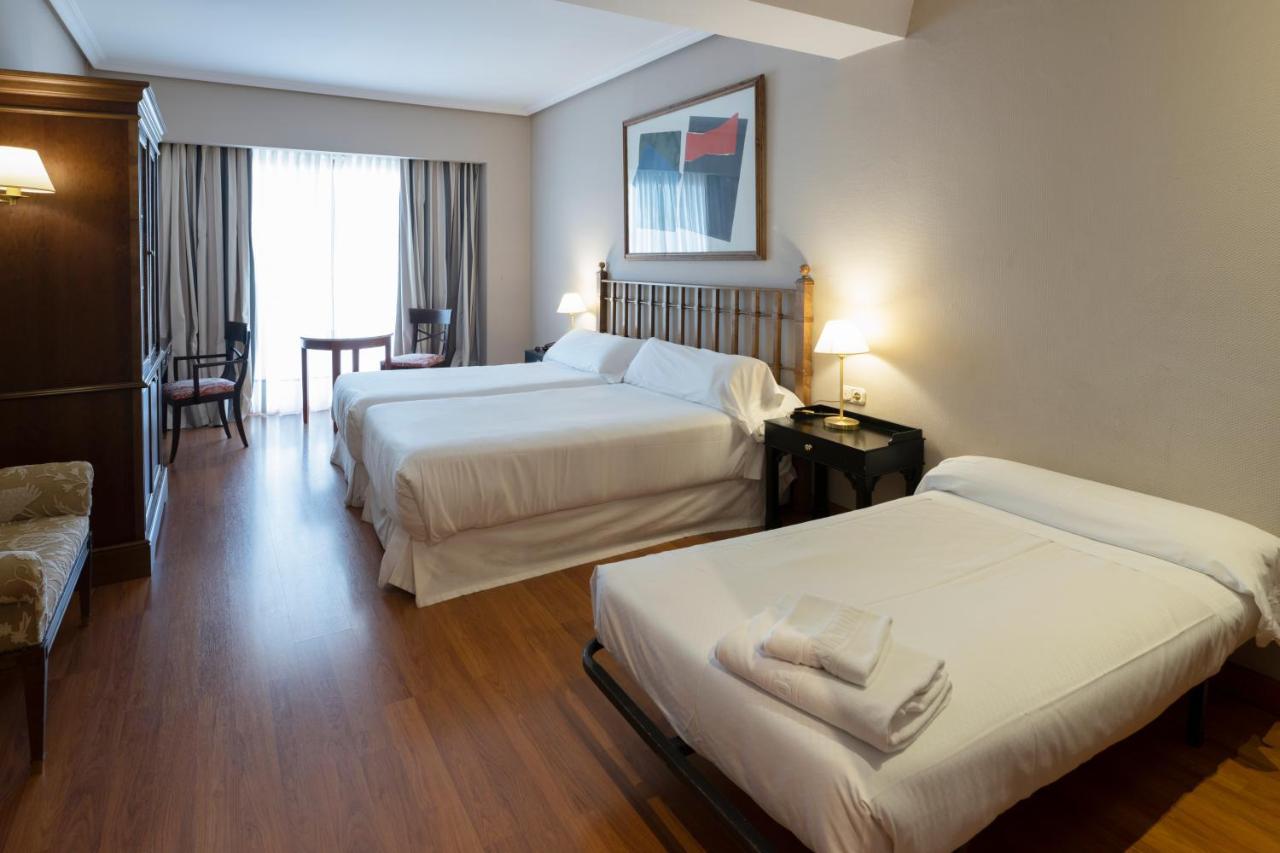 Chambre Double ou Lits Jumeaux avec Lit d'Appoint (3 Adultes)