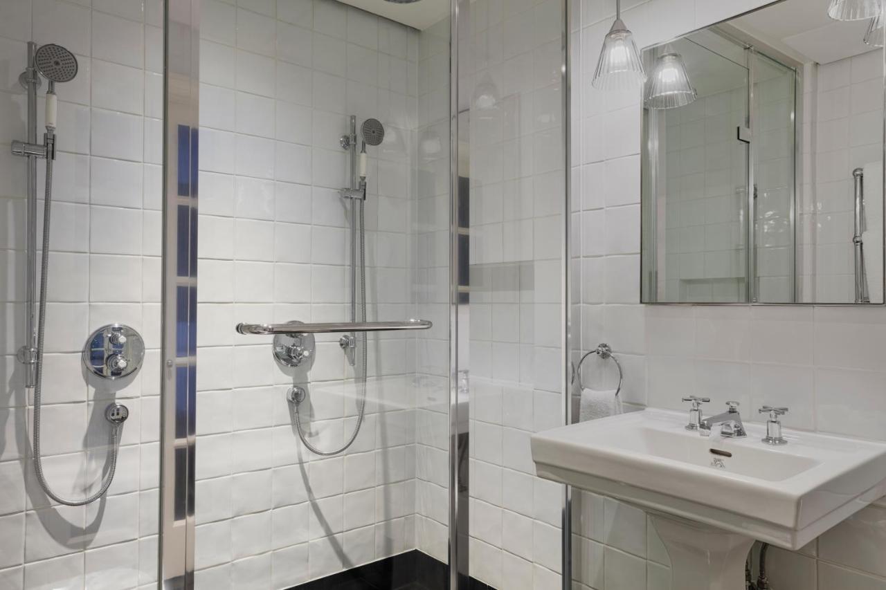 Grotere Kamer met 1 Kingsize Bed en Victoriaanse Inrichting