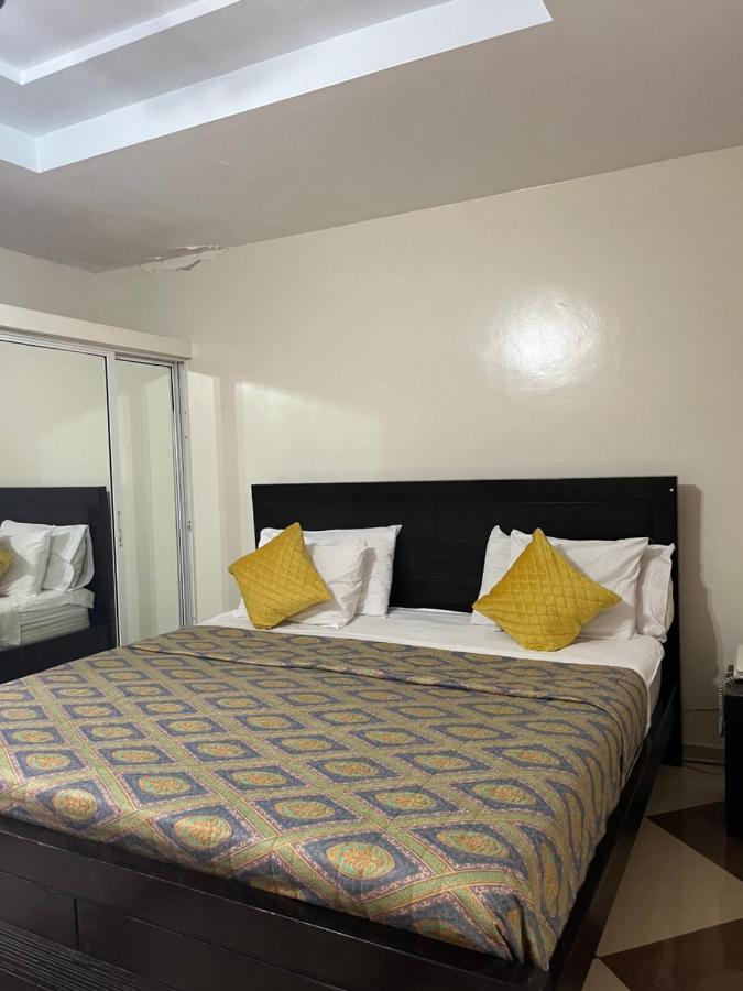 Habitación con cama extragrande.