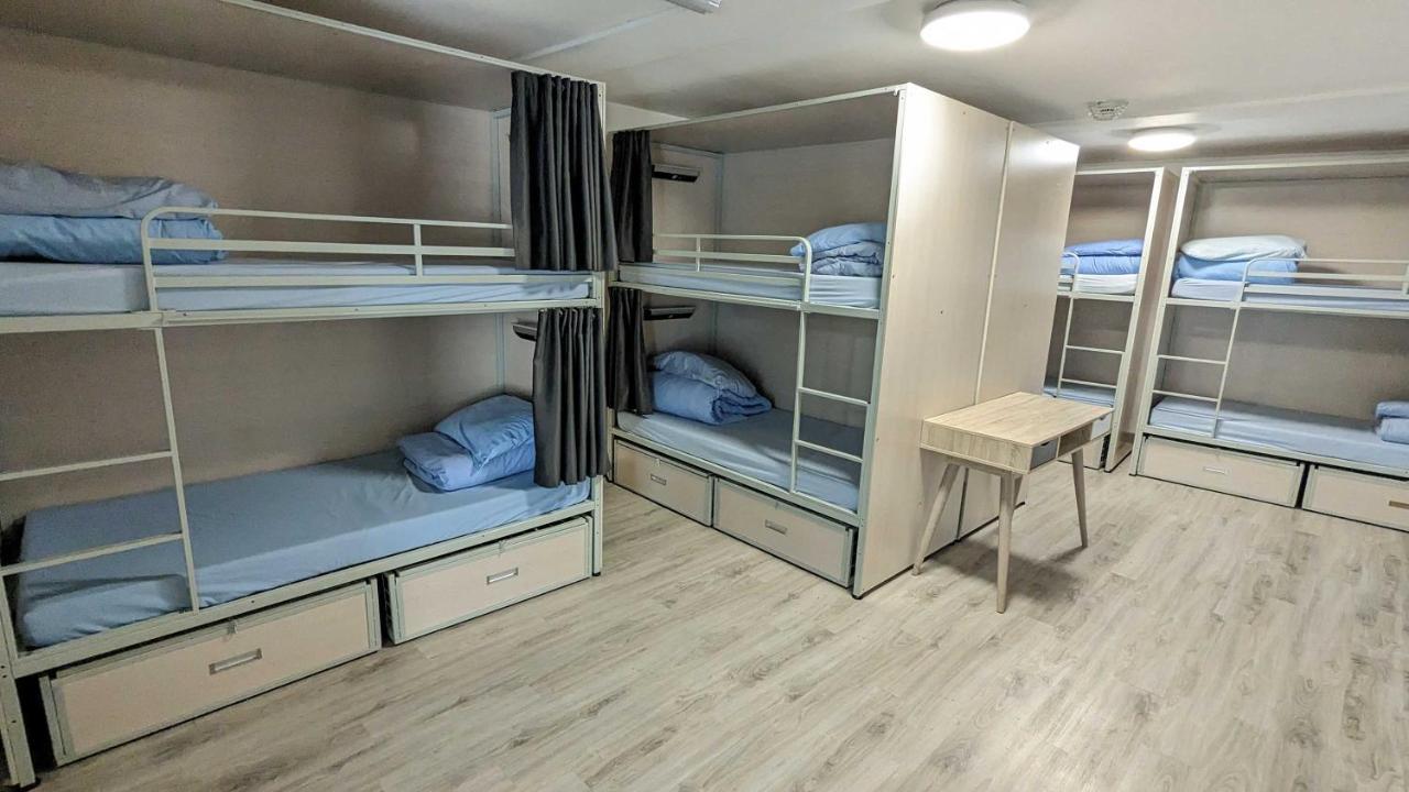 Cama individual en dormitorio compartido de 10 camas