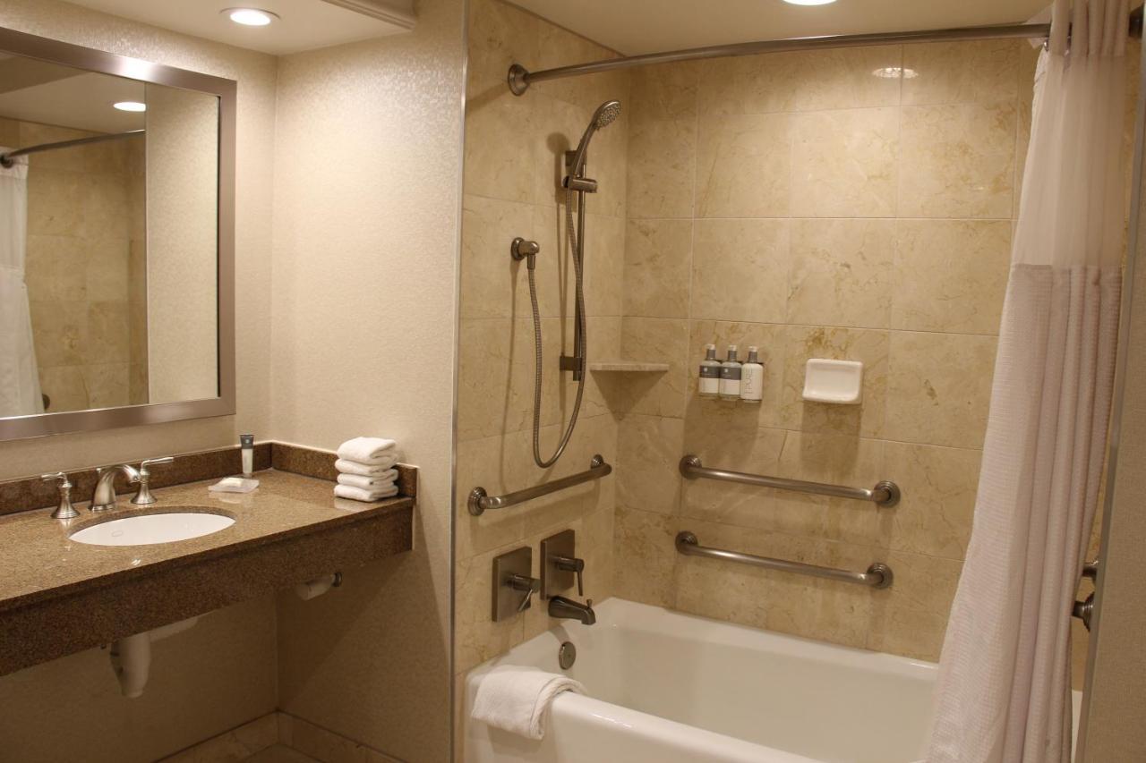 Habitación con bañera adaptada para personas con discapacidad - 2 camas grandes