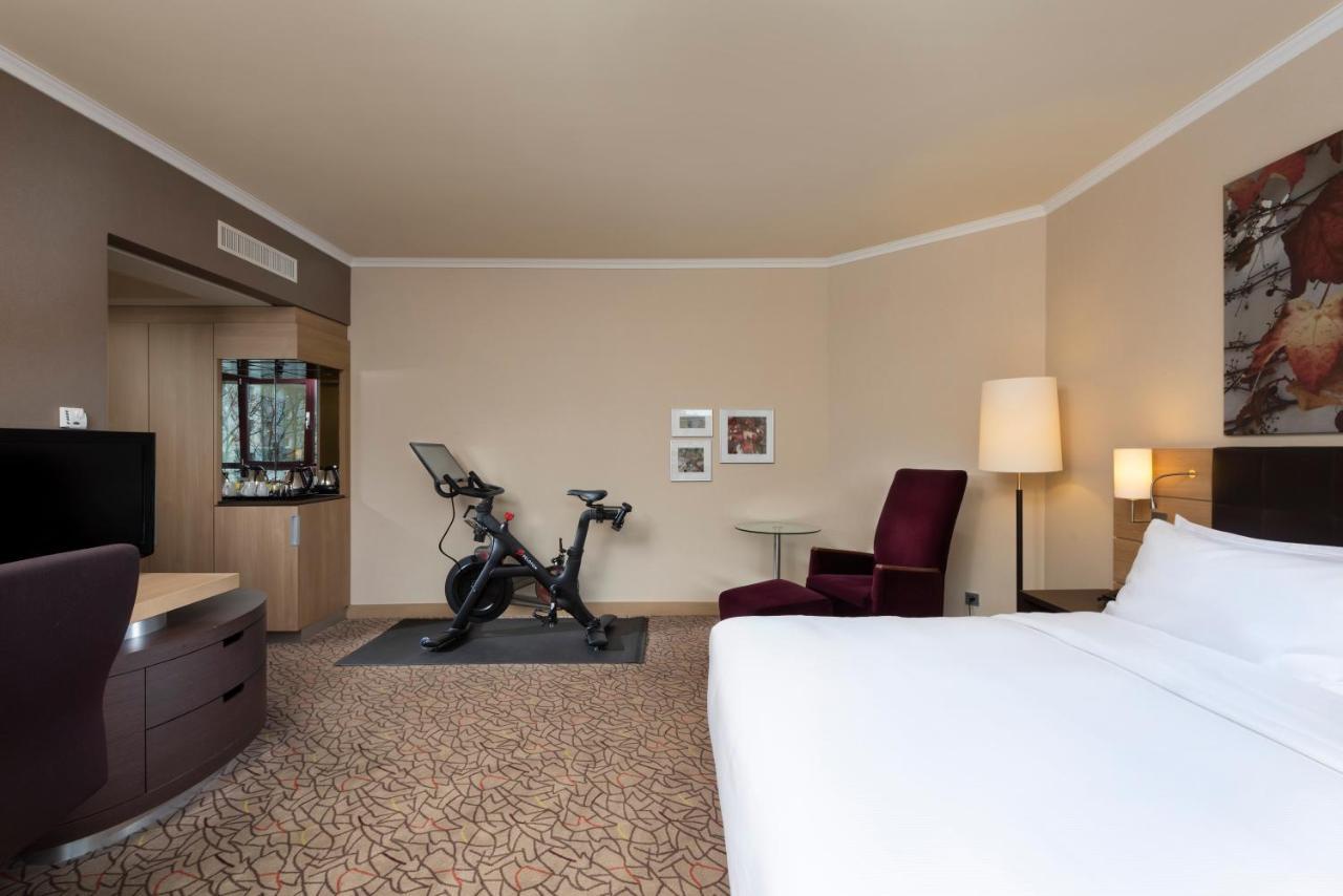 Kamer met Kingsize Bed en Peloton Fahrrad