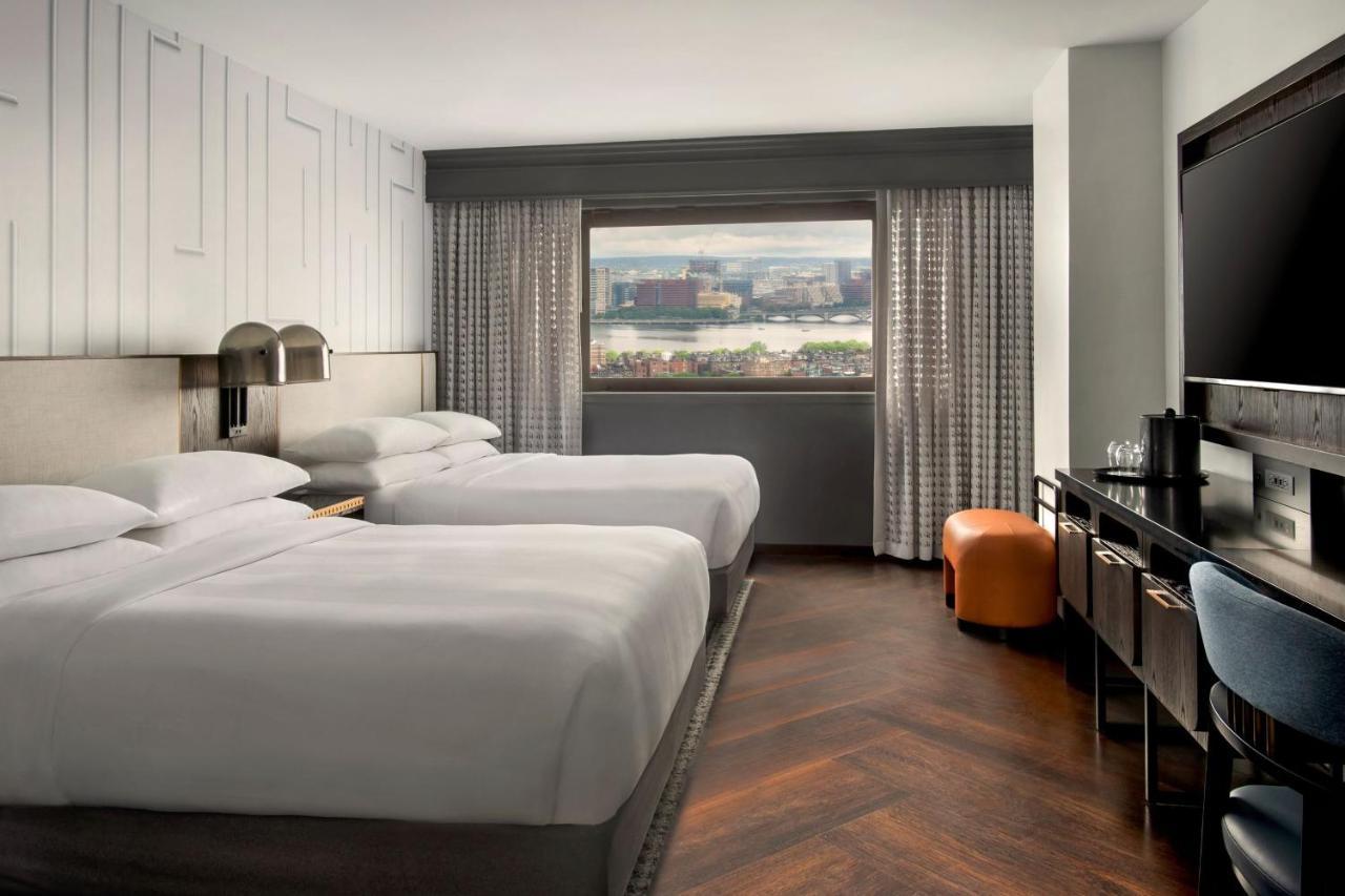 Habitación Doble adaptada para personas con discapacidad auditiva/movilidad reducida con ducha accesible en silla de ruedas y vistas al río - 2 camas dobles