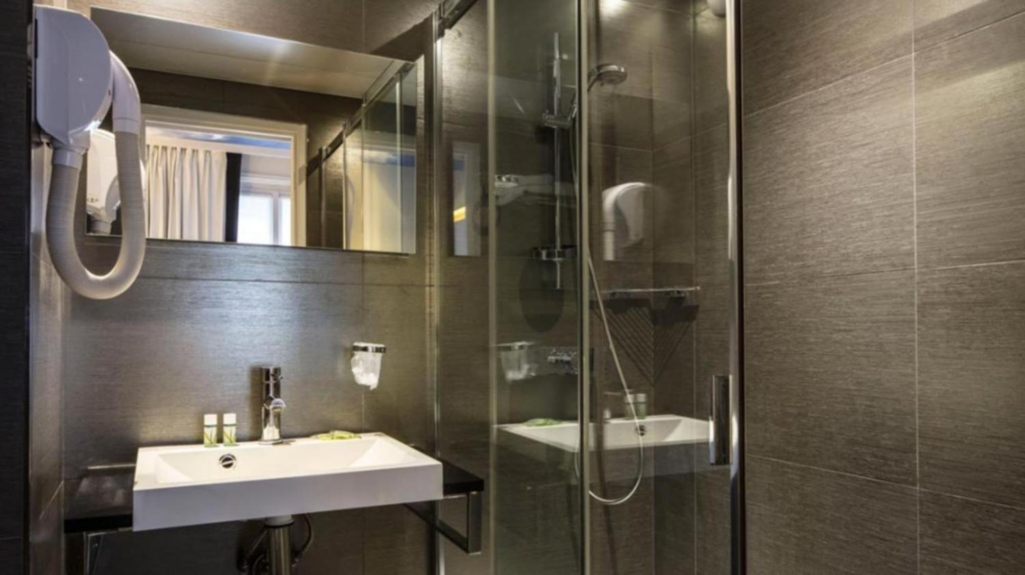 2 Doppelzimmer mit Verbindungstür
