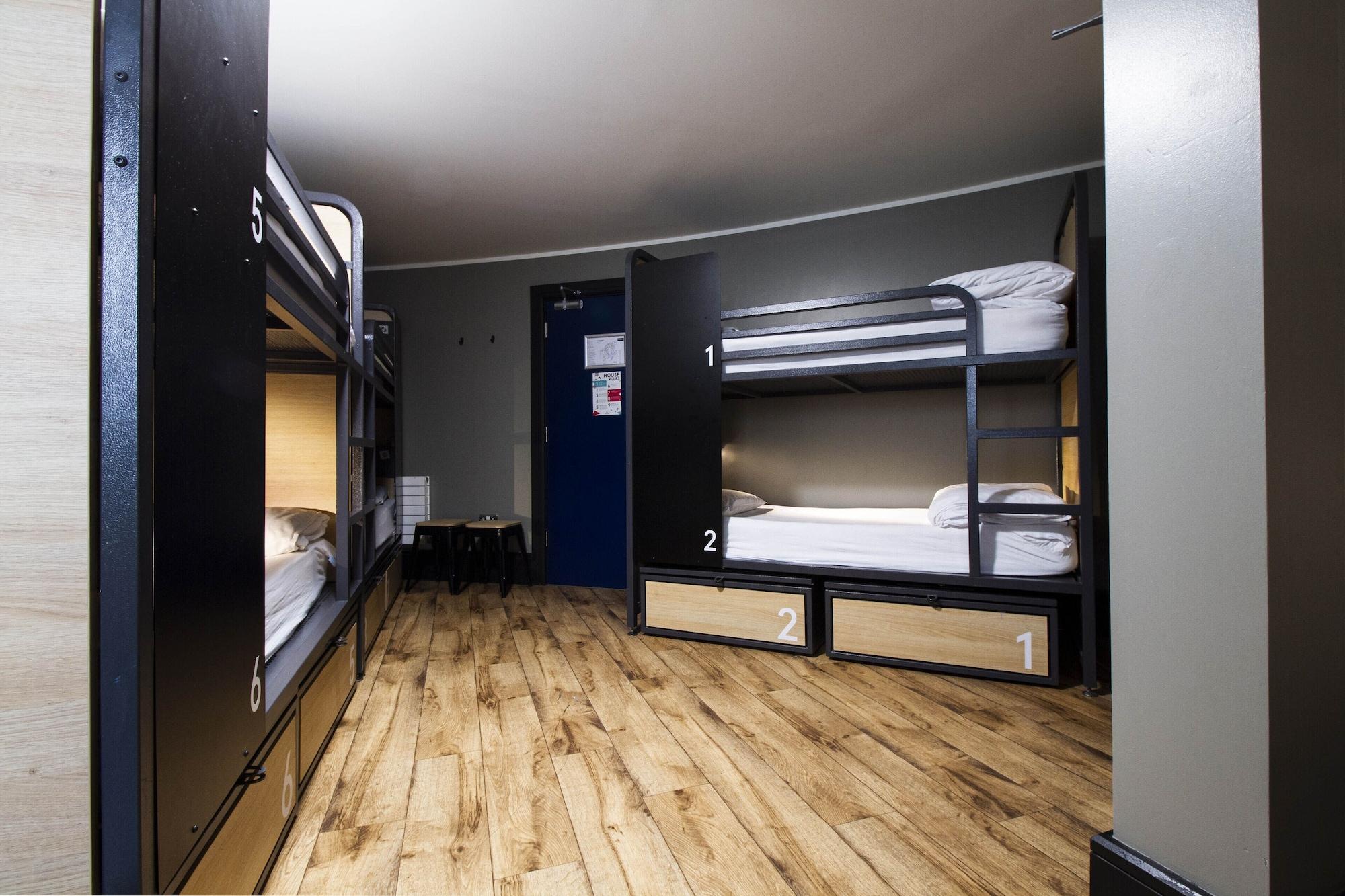 Bed in gemengde slaapzaal met gedeelde badkamer