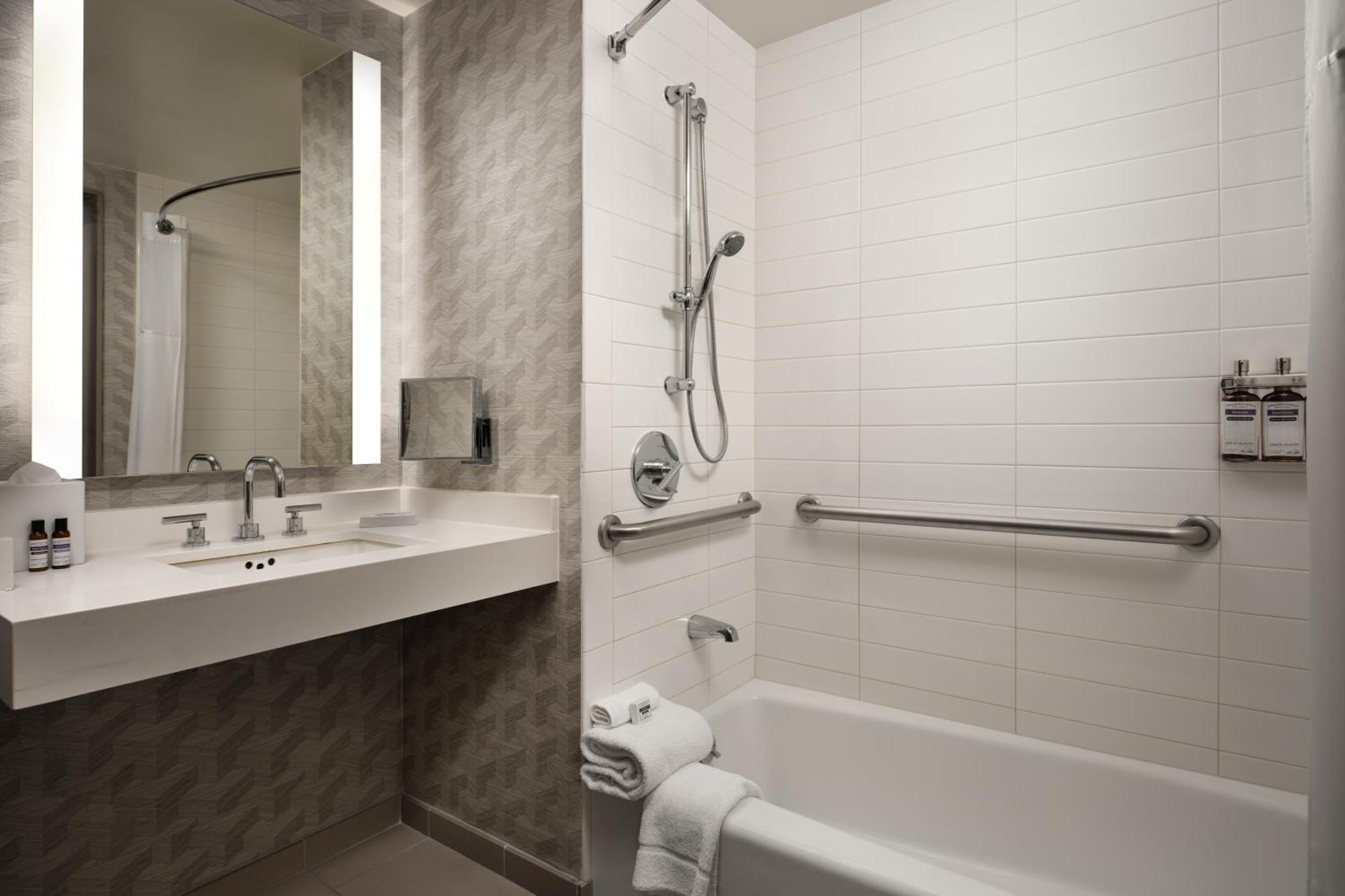 Habitación con cama extragrande y bañera adaptada - Adaptada para personas de movilidad reducida