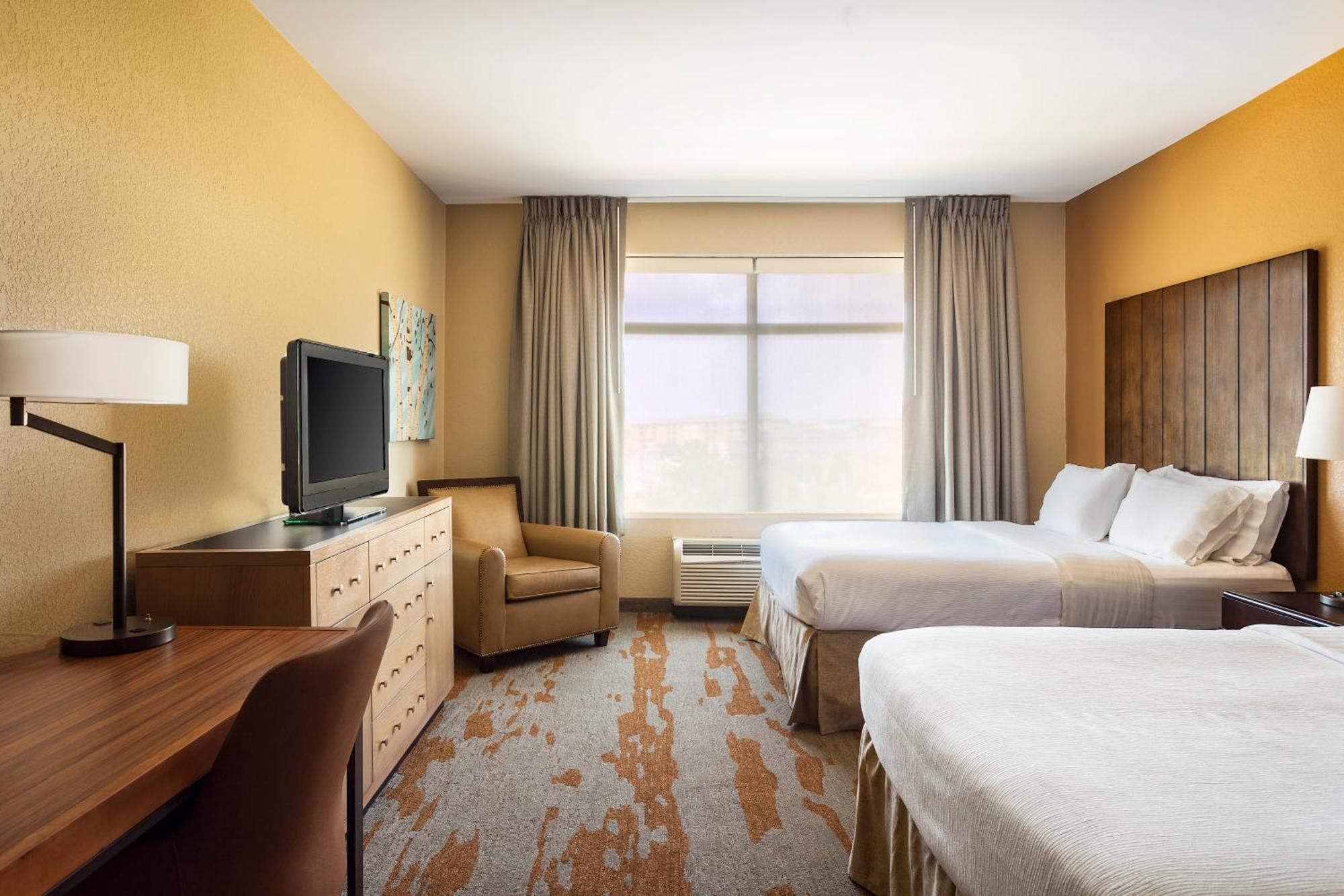 Standard Queen Room with Two Queen Beds and Mobility Accessible Tub,1438332673:JPEG