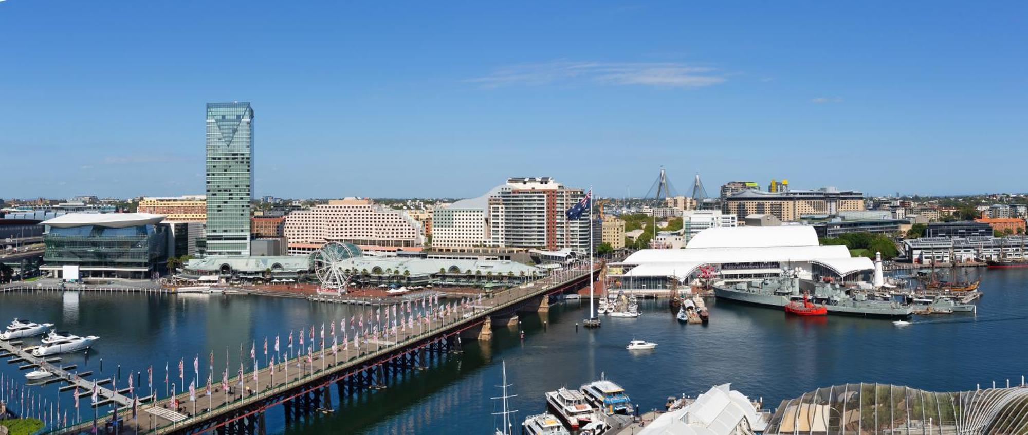 Chambre lit king-size avec vue sur Darling Harbour