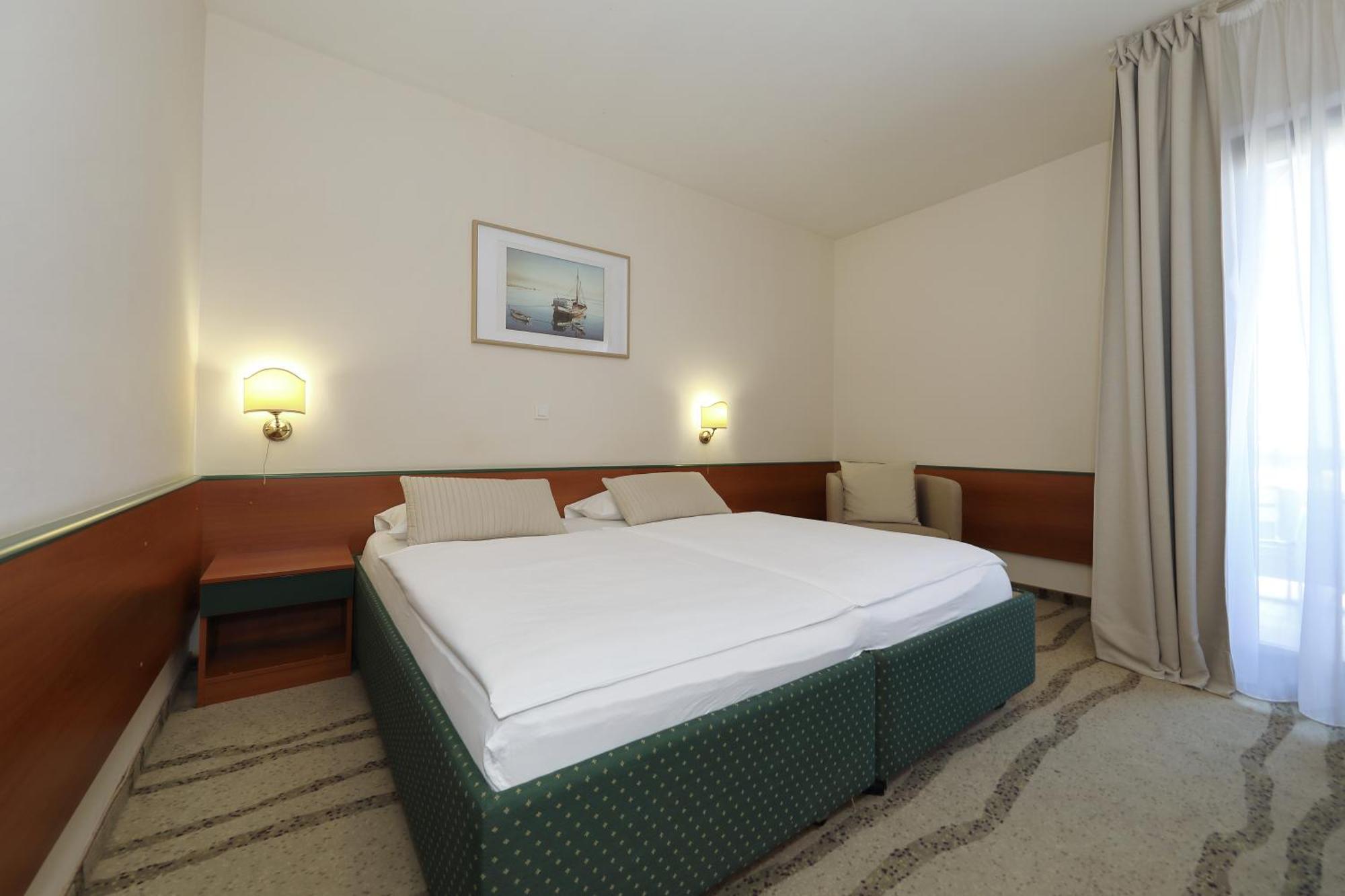 Standaard Tweepersoonskamer met 1 of 2 Bedden en Balkon