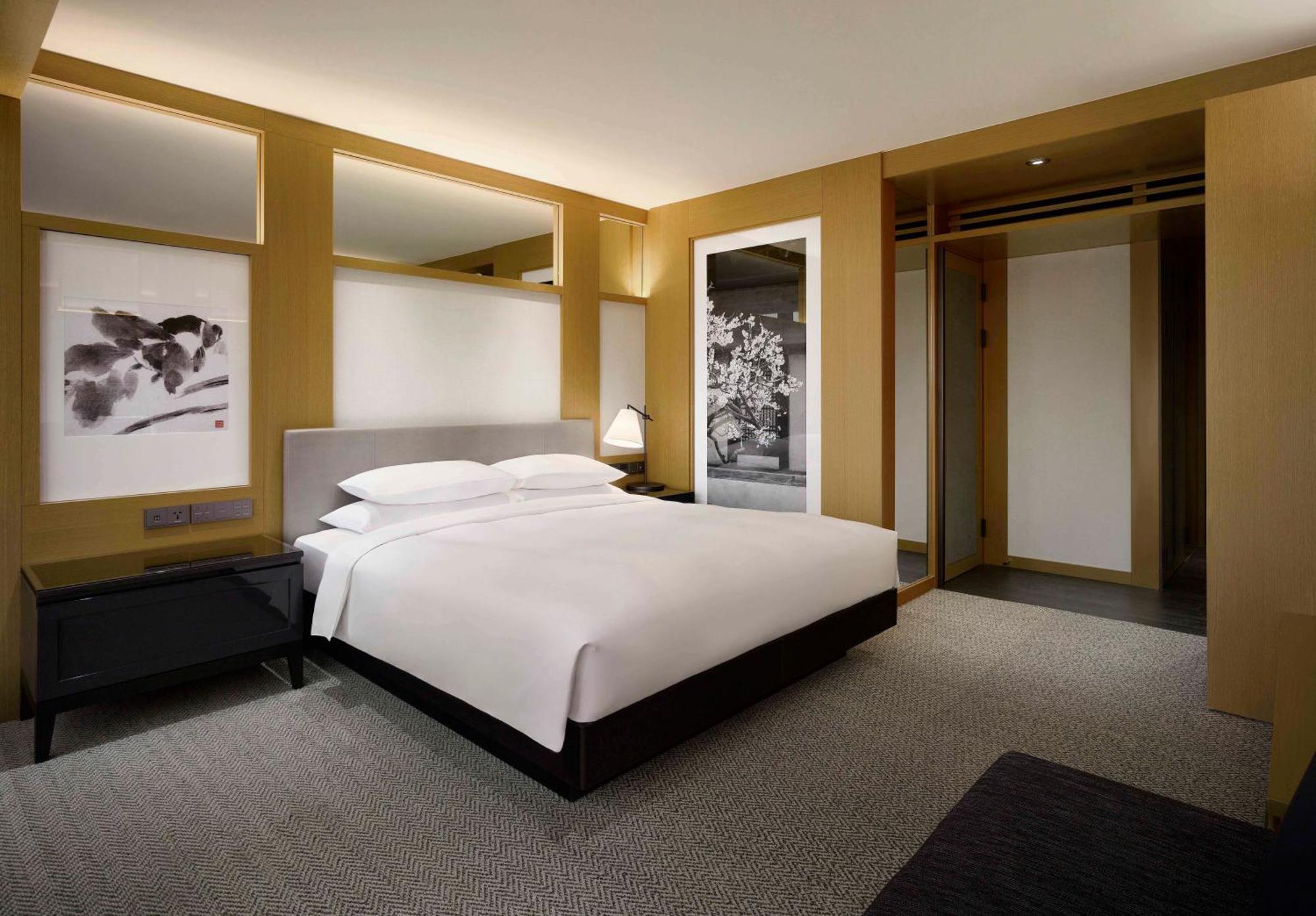 Habitación con cama extragrande y acceso al club