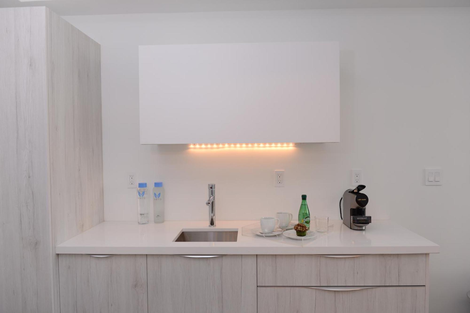 Suíte urbana de 2 quartos com cozinha compacta e varanda francesa
