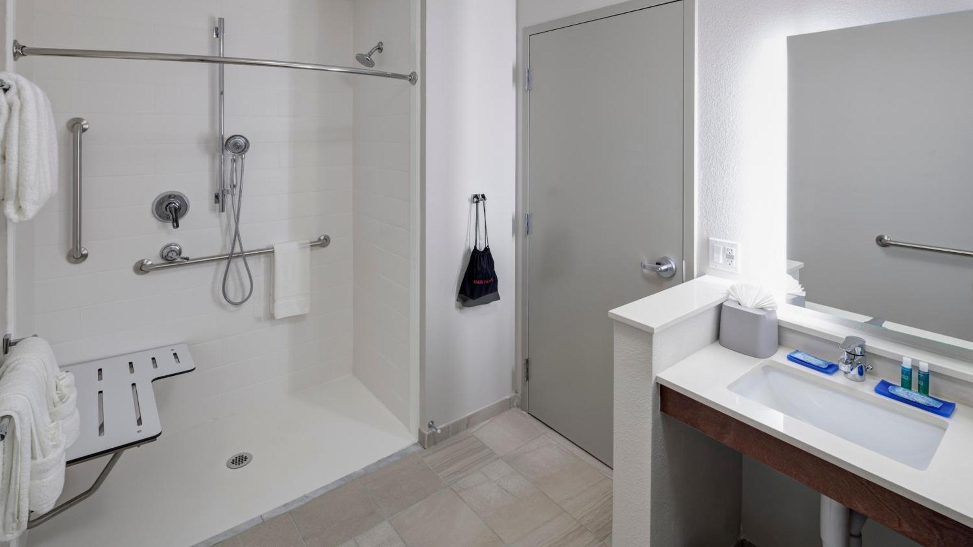Quarto com Cama King-size - Acessível para Hóspedes com Capacidade Auditiva Reduzida e Banheiro Acessível para Hóspedes com Mobilidade Reduzida