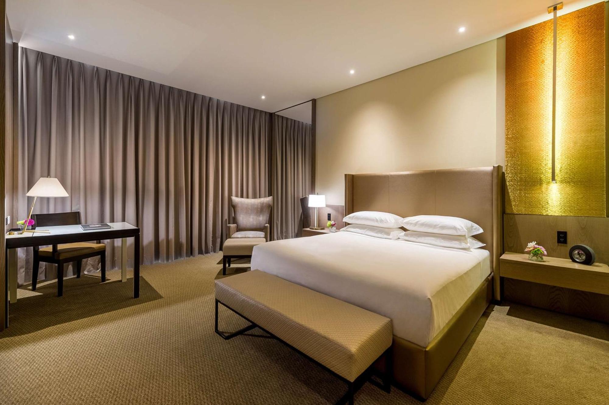 Chambre Lit King-Size avec Douche Accessible en Fauteuil Roulant - Adaptée aux Personnes à Mobilité Réduite