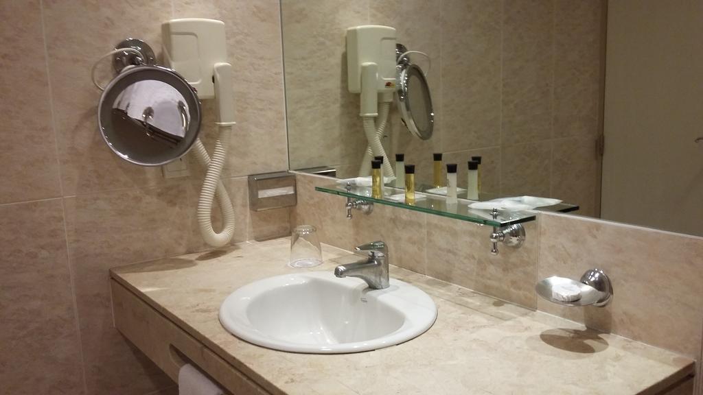 Quarto Família (2 Adultos + 2 Crianças)