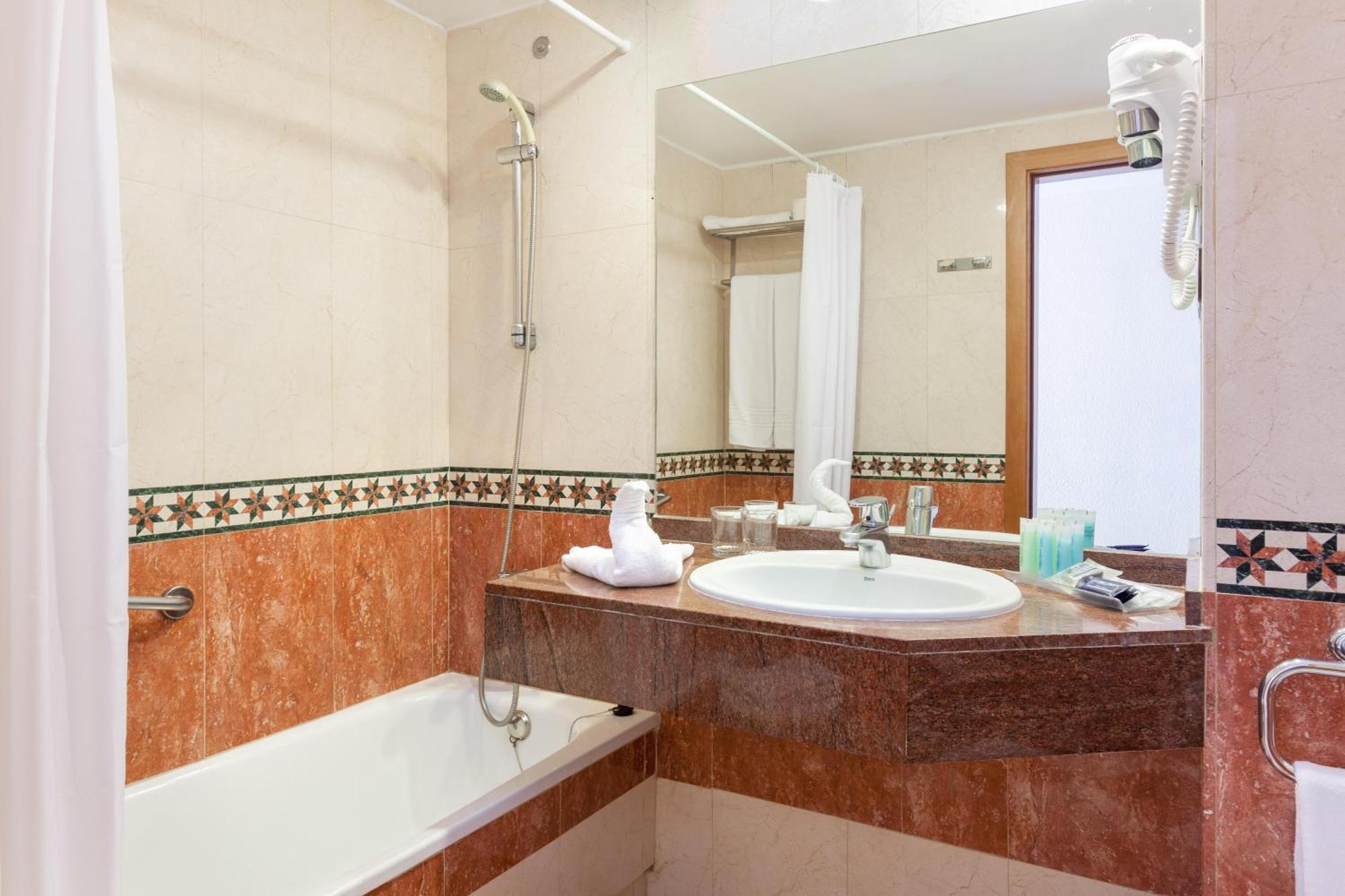 Habitación Doble Superior con vistas a la piscina (2 adultos + 2 niños)