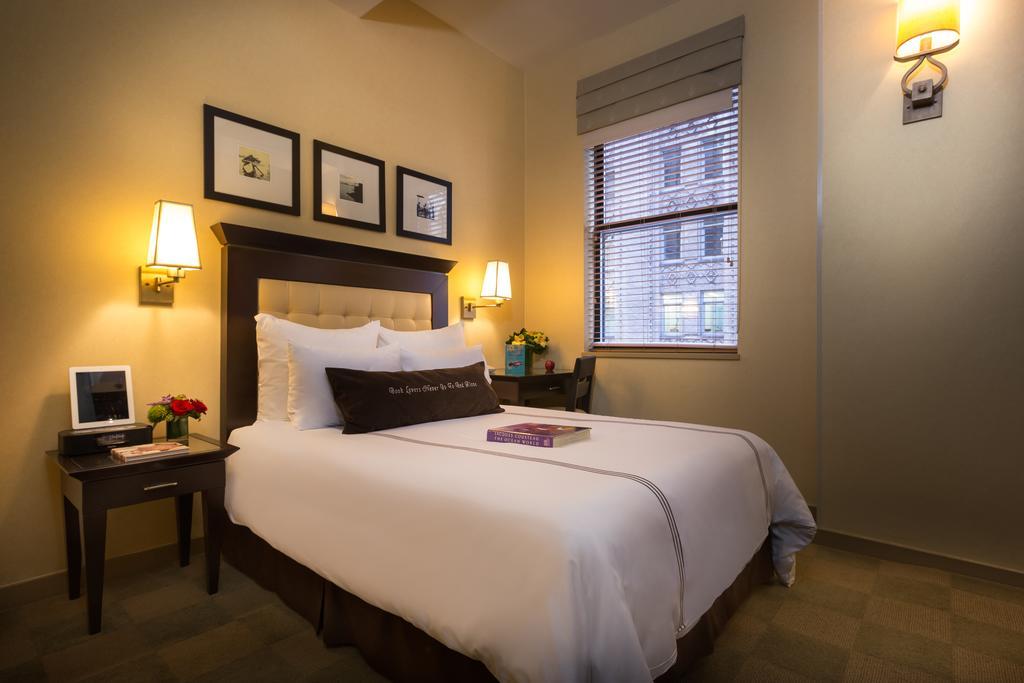 Quarto Pequeno com 1 Cama de Casal
