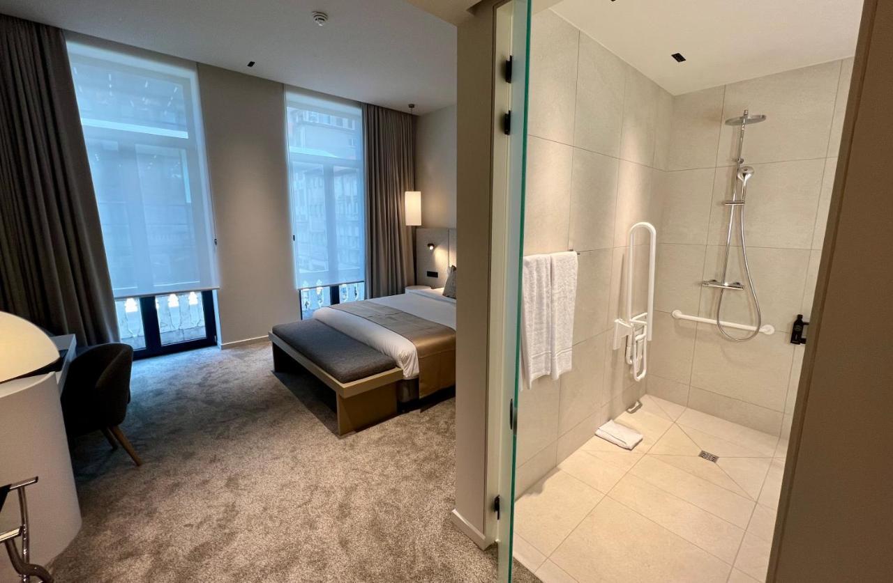 Chambre Lit King-Size avec Douche Accessible en Fauteuil Roulant - Adaptée aux Personnes à Mobilité Réduite