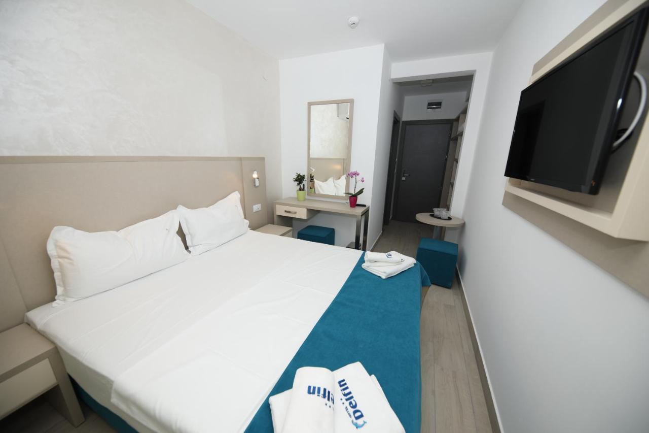 Zimmer mit Kingsize-Bett und Balkon