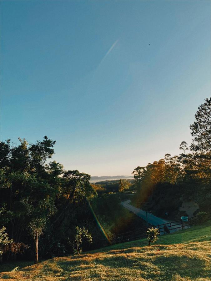 Quarto com Cama King-size e Banheira de Hidromassagem
