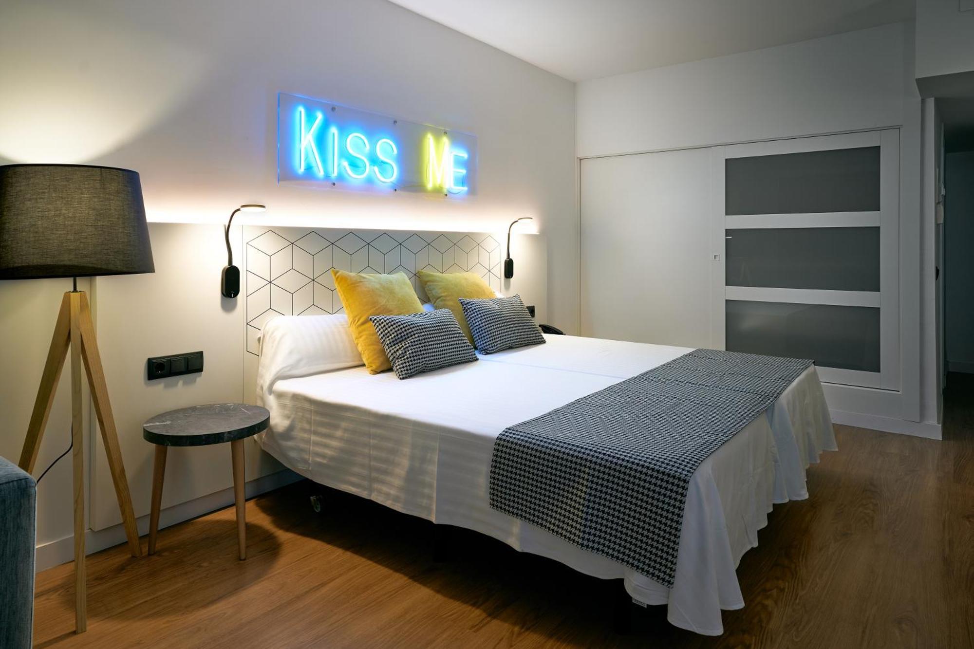 Suite Junior con bañera de hidromasaje, cama balinesa en la terraza y acceso al spa