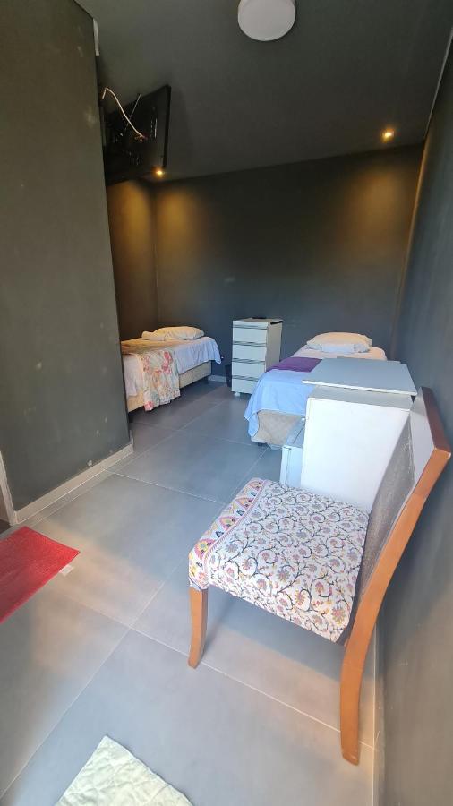 Quarto com 2 Camas de Solteiro