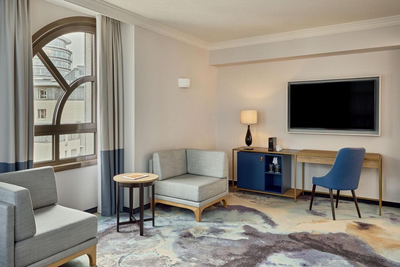 Suite Junior con cama extragrande y sofá cama - Acceso al salón