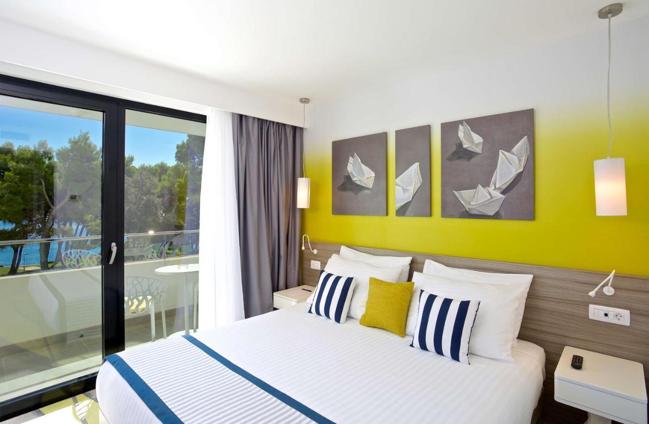Chambre Lits Jumeaux Supérieure avec Balcon et Vue sur la Piscine