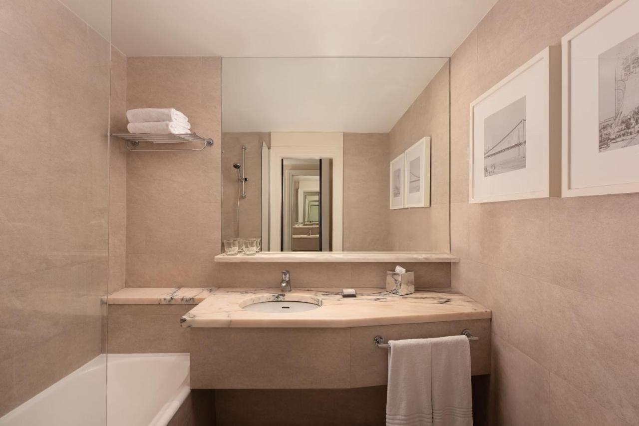 Zweibettzimmer mit 2 Einzelbetten und Poolblick