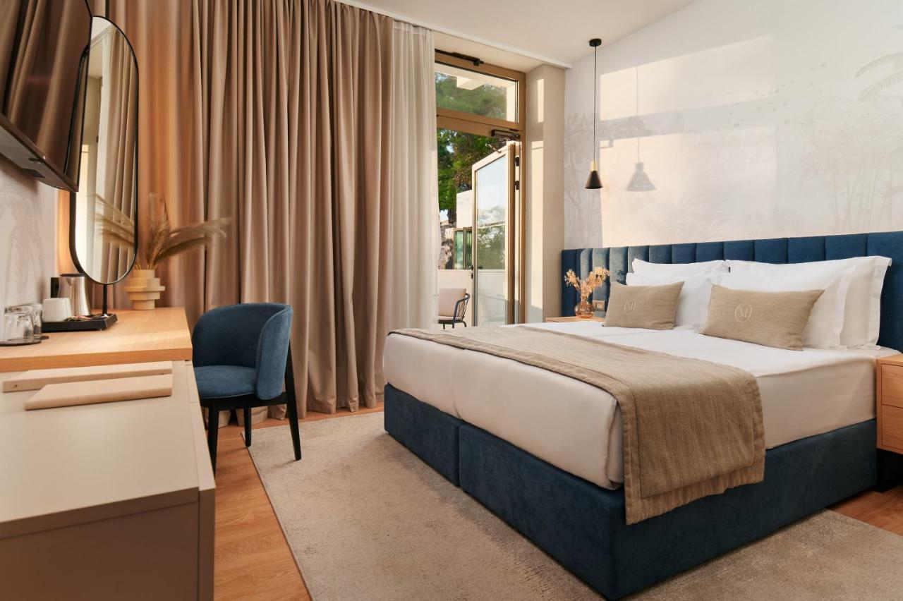 Premium Tweepersoonskamer met 1 of 2 bedden en uitzicht op zee en het zwembad, met een balkon - Begane grond