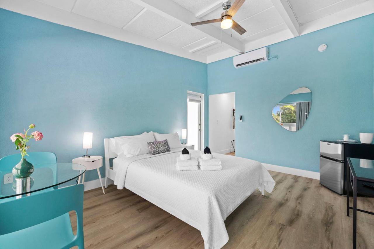 Quarto com Cama Queen-size e Vista da Piscina