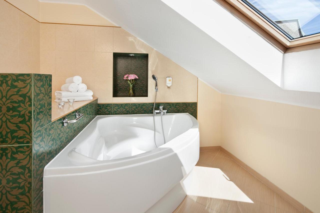 Superior Deluxe Double or Twin Room with large bathroom