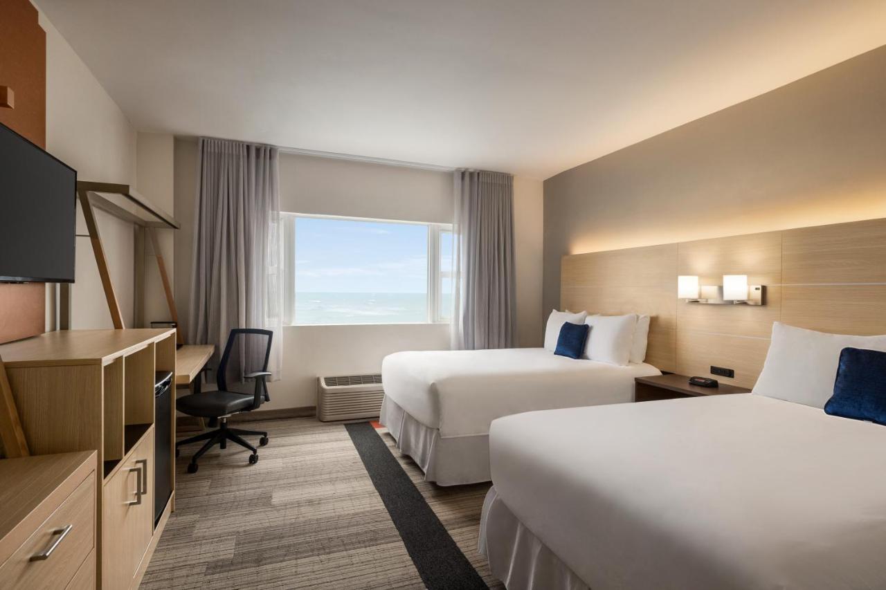 Quarto com 2 Camas de Casal e Vista do Mar