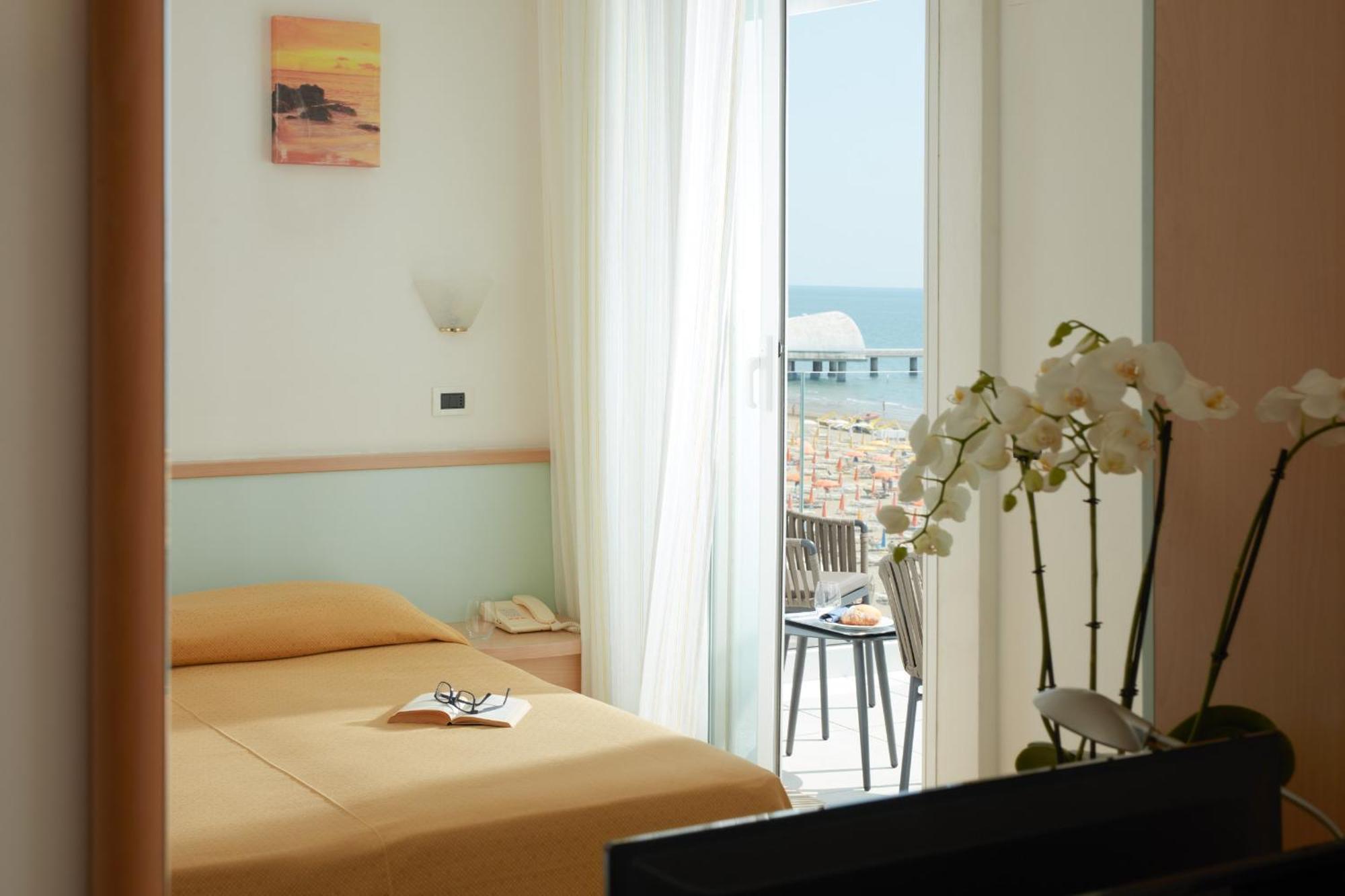 Camera Matrimoniale con Balcone e Vista Mare