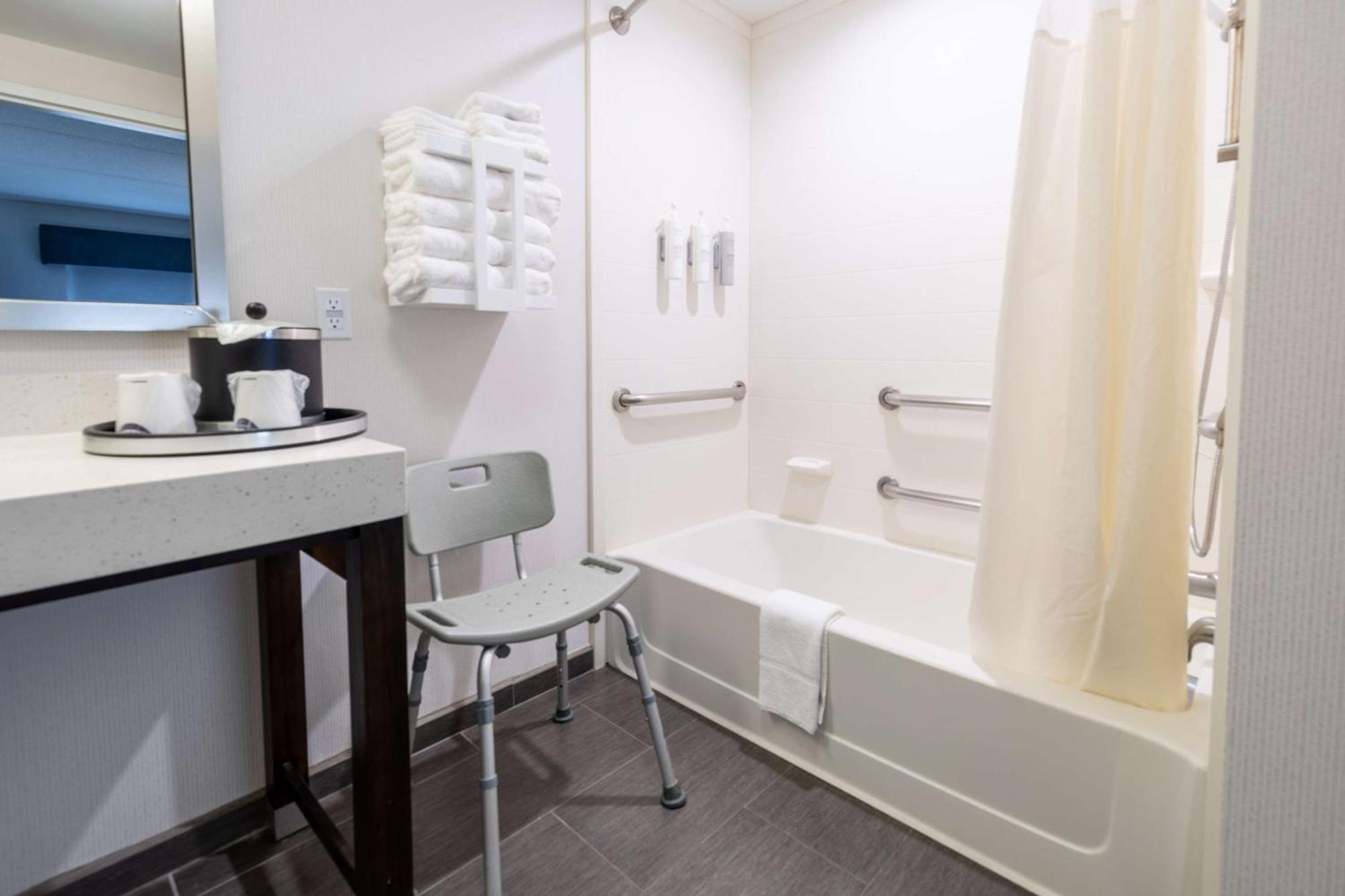King Studio with Bath Tub - Mobility Accessible