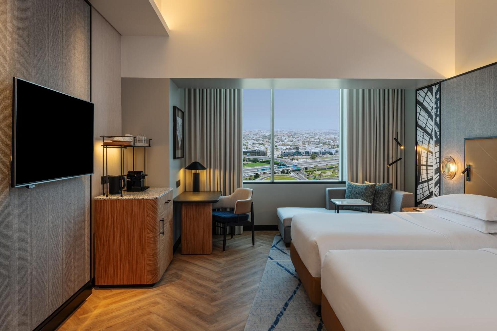 Club Zimmer mit 2 Einzelbetten und Blick auf die Skyline – Zugang zur Club Lounge inklusive Frühstück, Abendcocktails sowie alkoholfreien Erfrischungen und Kanapees