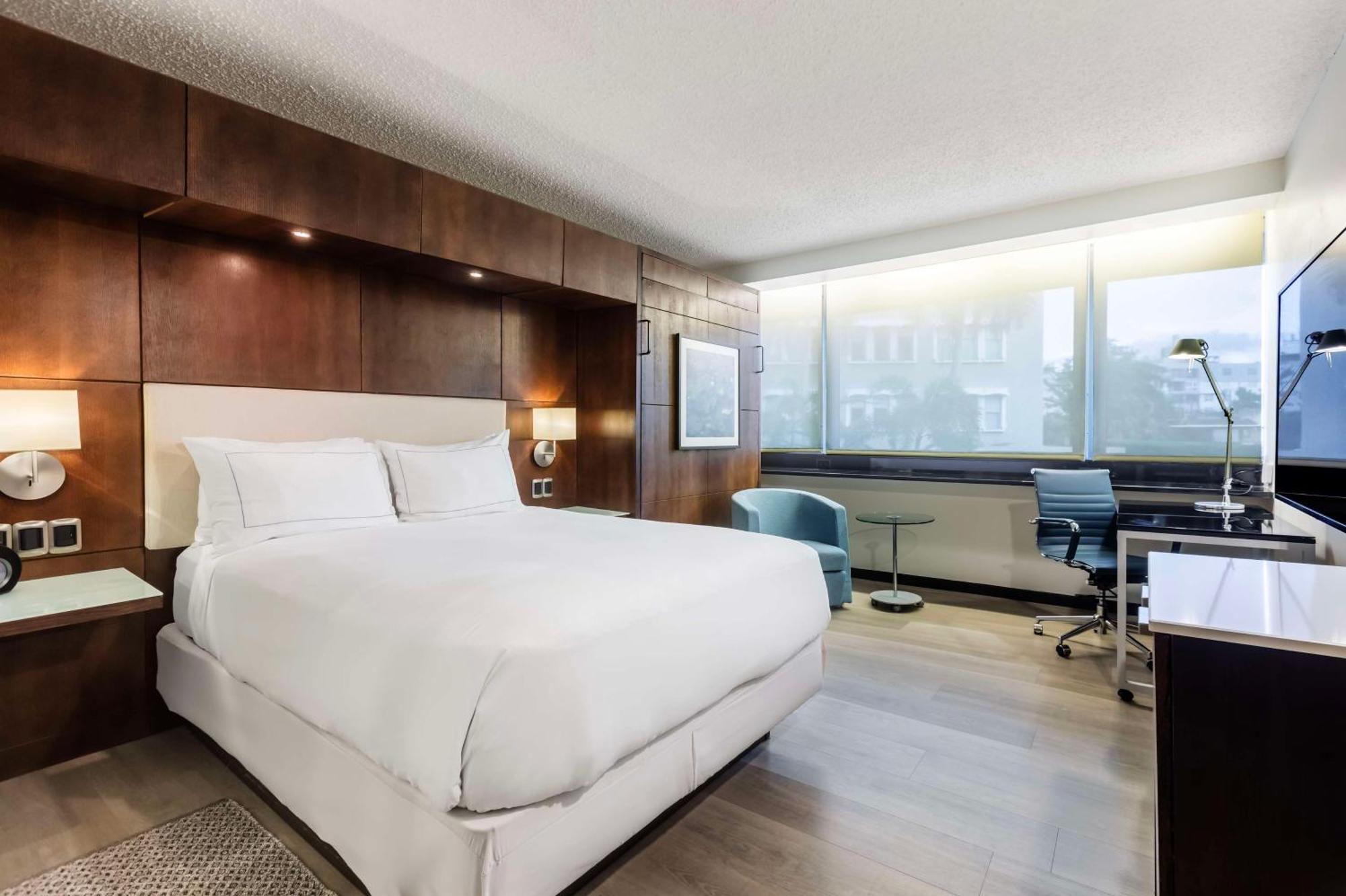 Quarto Queen com Cama de Casal Extra e Vista do Jardim