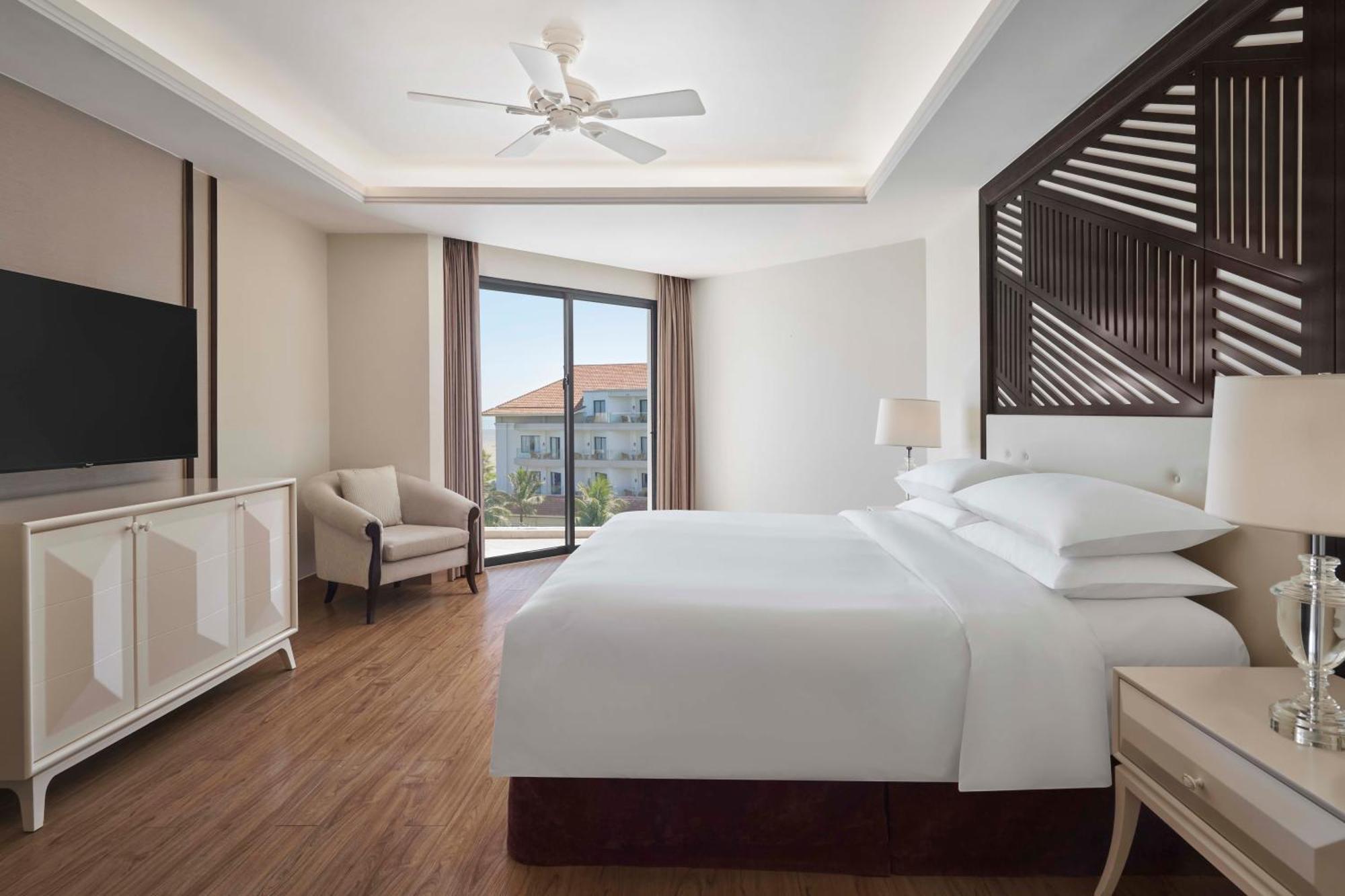 Deluxe King Room with Ocean View and Balcony