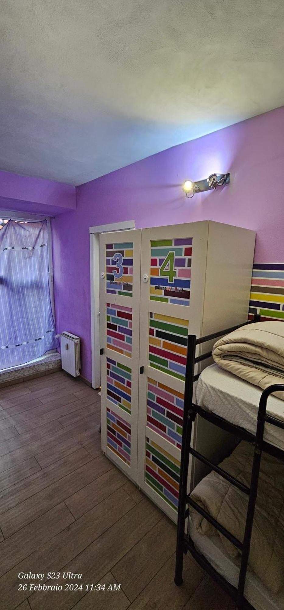 Lit Simple dans Dortoir Mixte