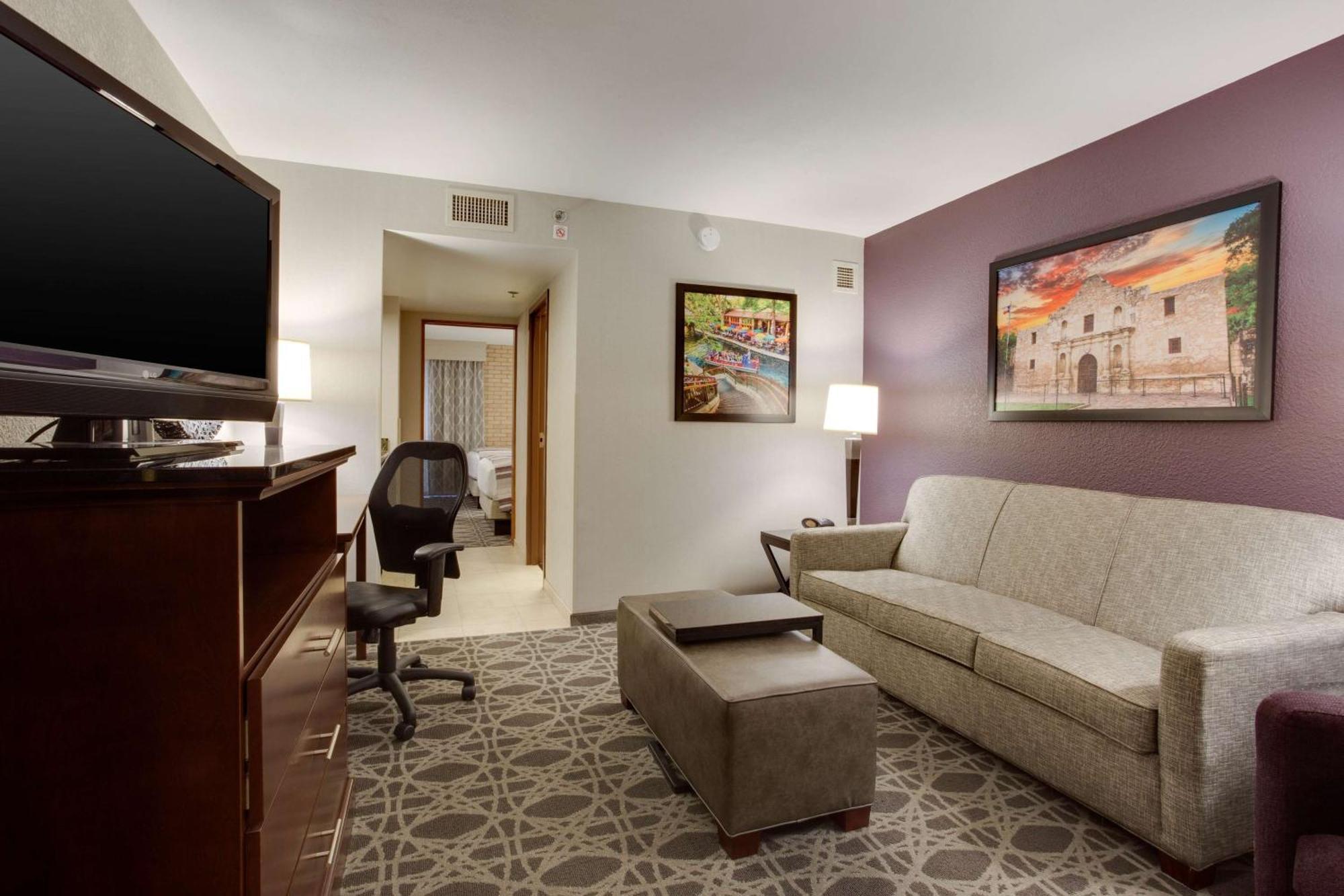 Queen Suite with Two Queen Beds,1498909504:JPEG