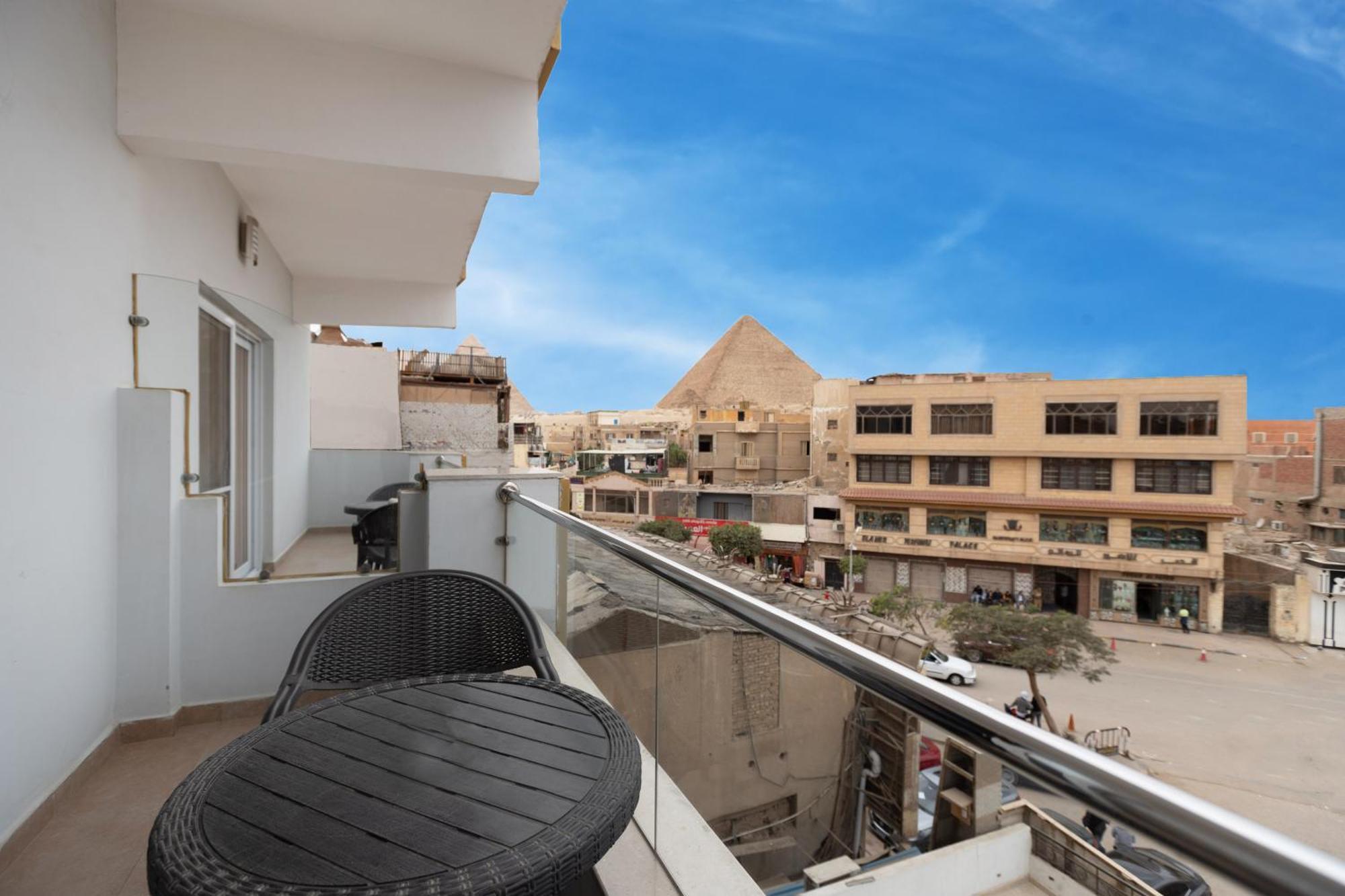 Camera Superior Doppia con Letti Singoli con Vista Piramidi Parziale e Balcone