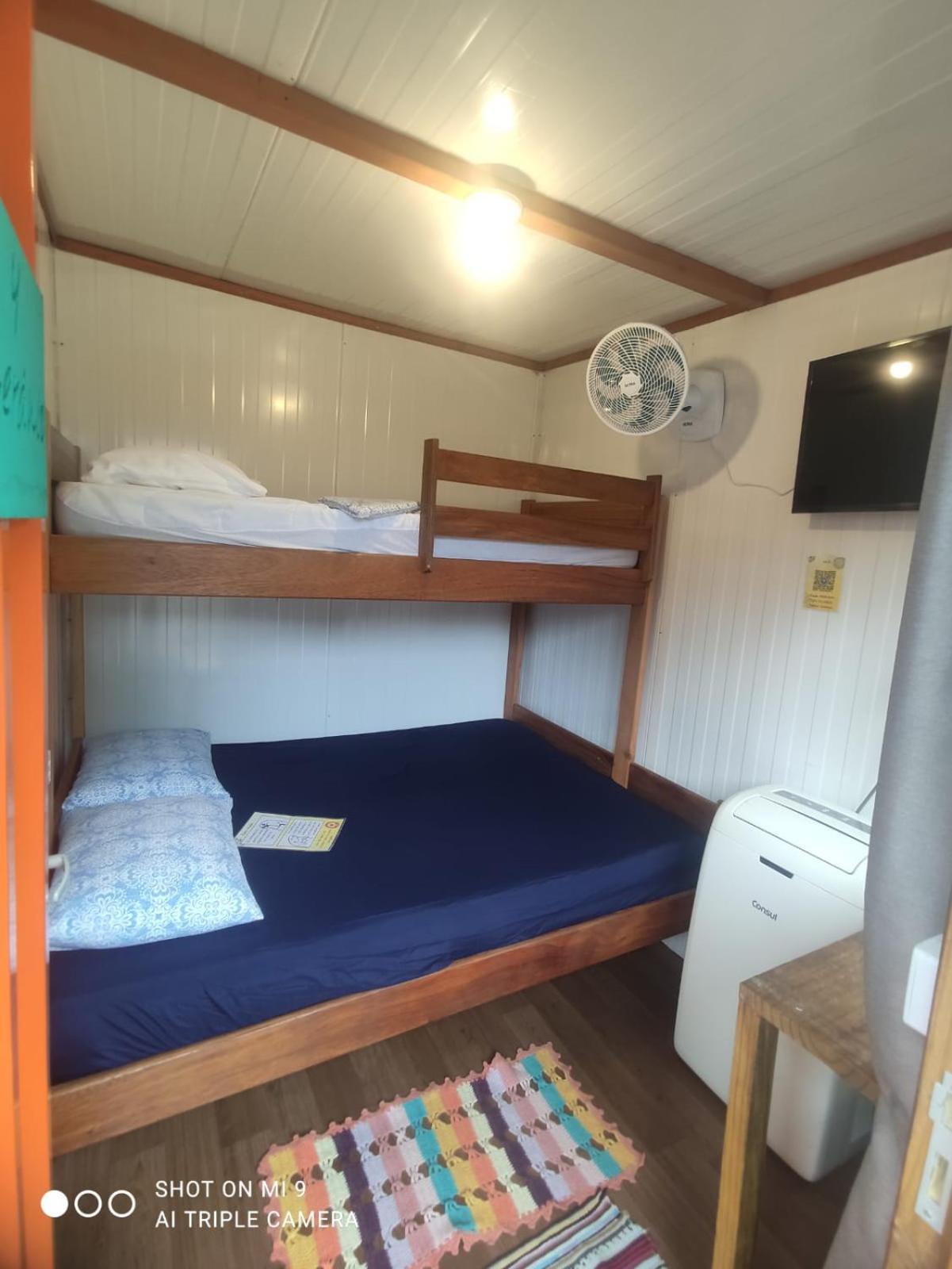 Quarto Triplo Básico com Banheiro Compartilhado