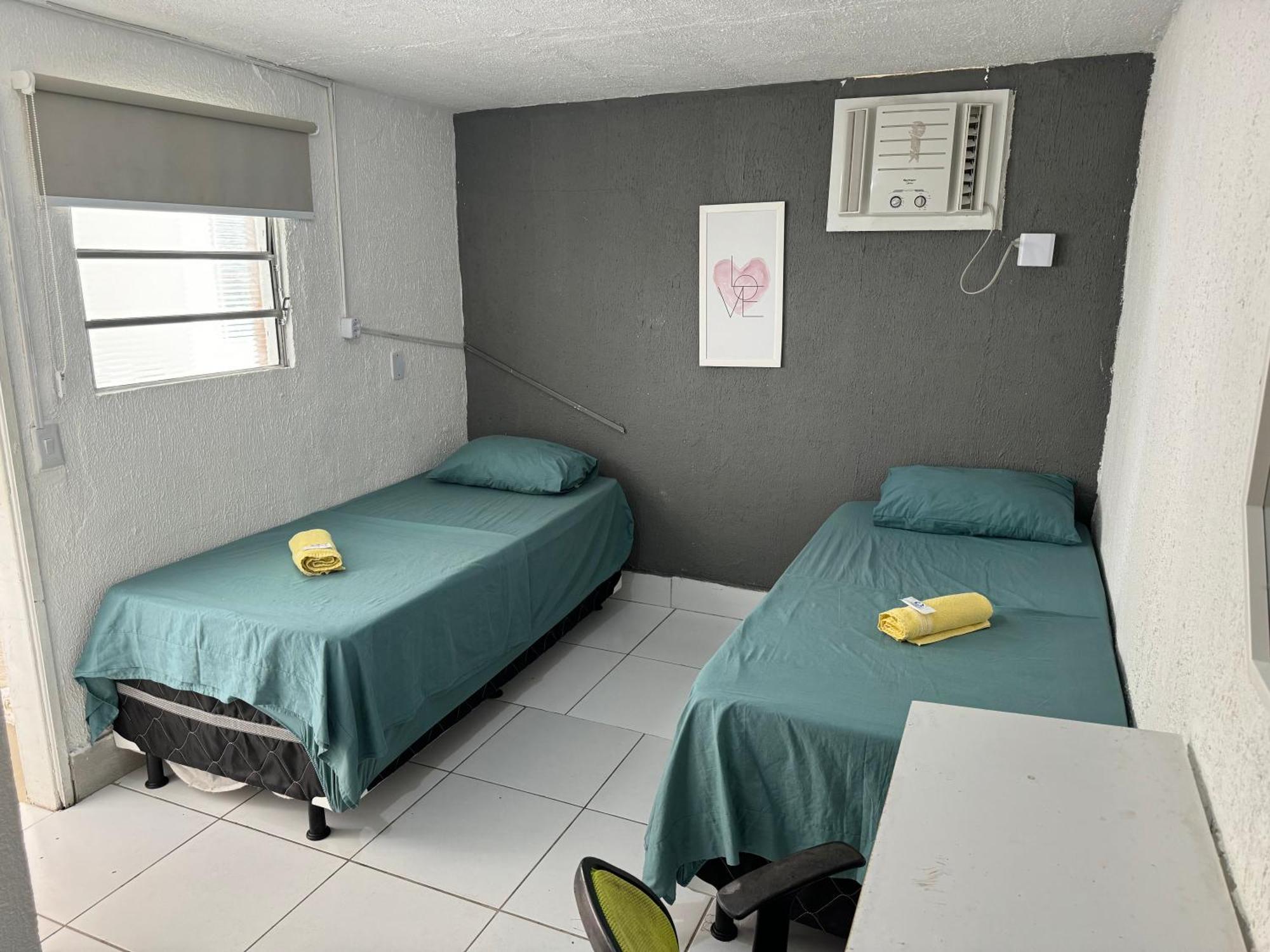 Quarto com Cama de Casal ou 2 de Solteiro e Banheiro Privativo