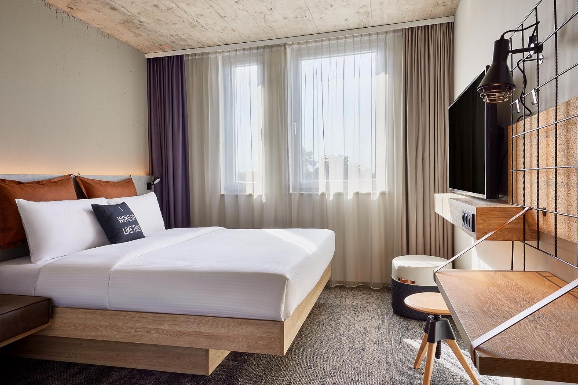 Moxy Zimmer mit Queensize-Bett